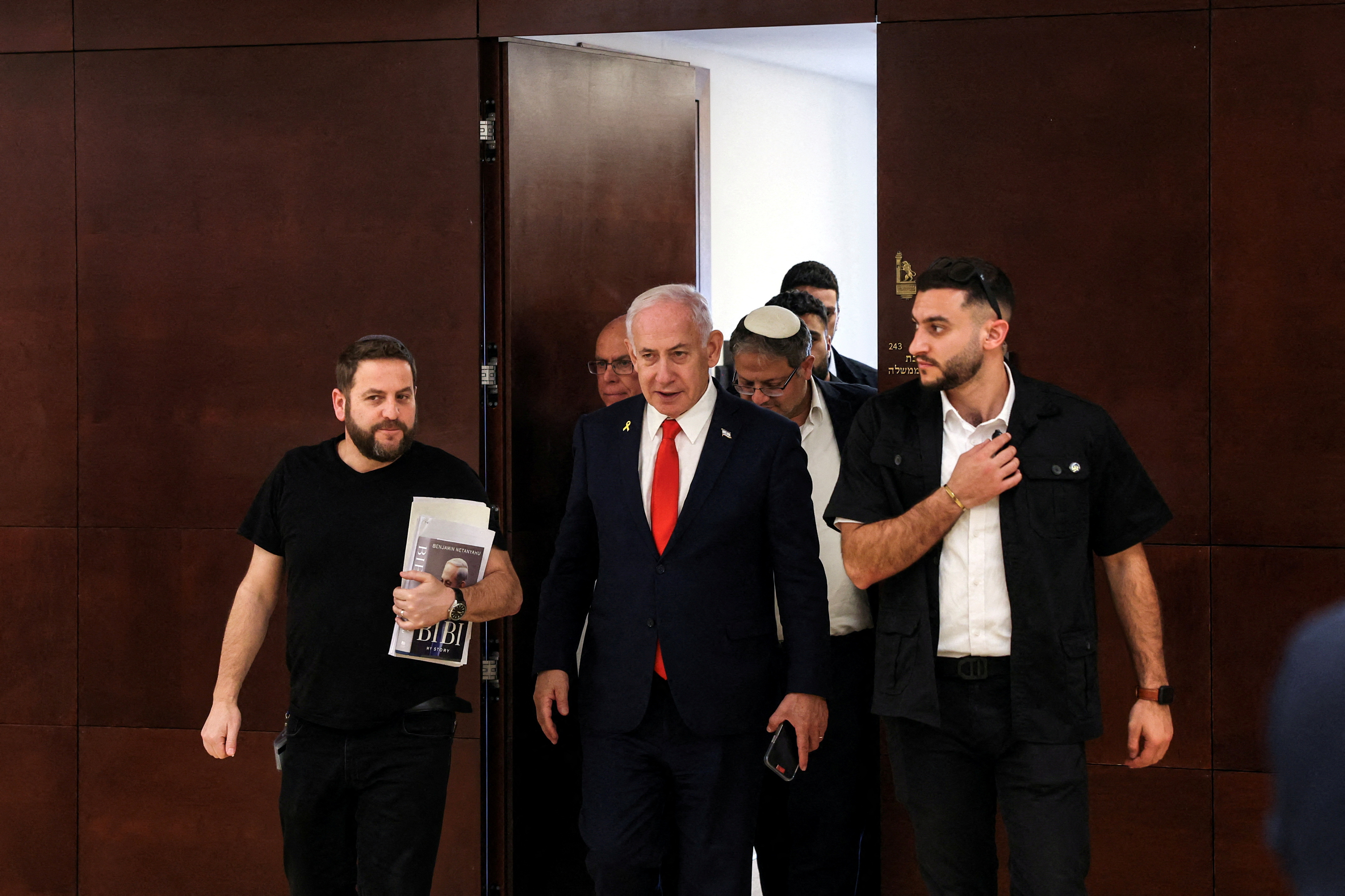 Israeli Prime Minister Benjamin Netanyahu followed by National Security Minister Itamar Ben-Gvir walk inside the Israeli parliament, the Knesset, in Jerusalem March 27, 2025. REUTERS/Ronen Zvulun TPX IMAGES OF THE DAY