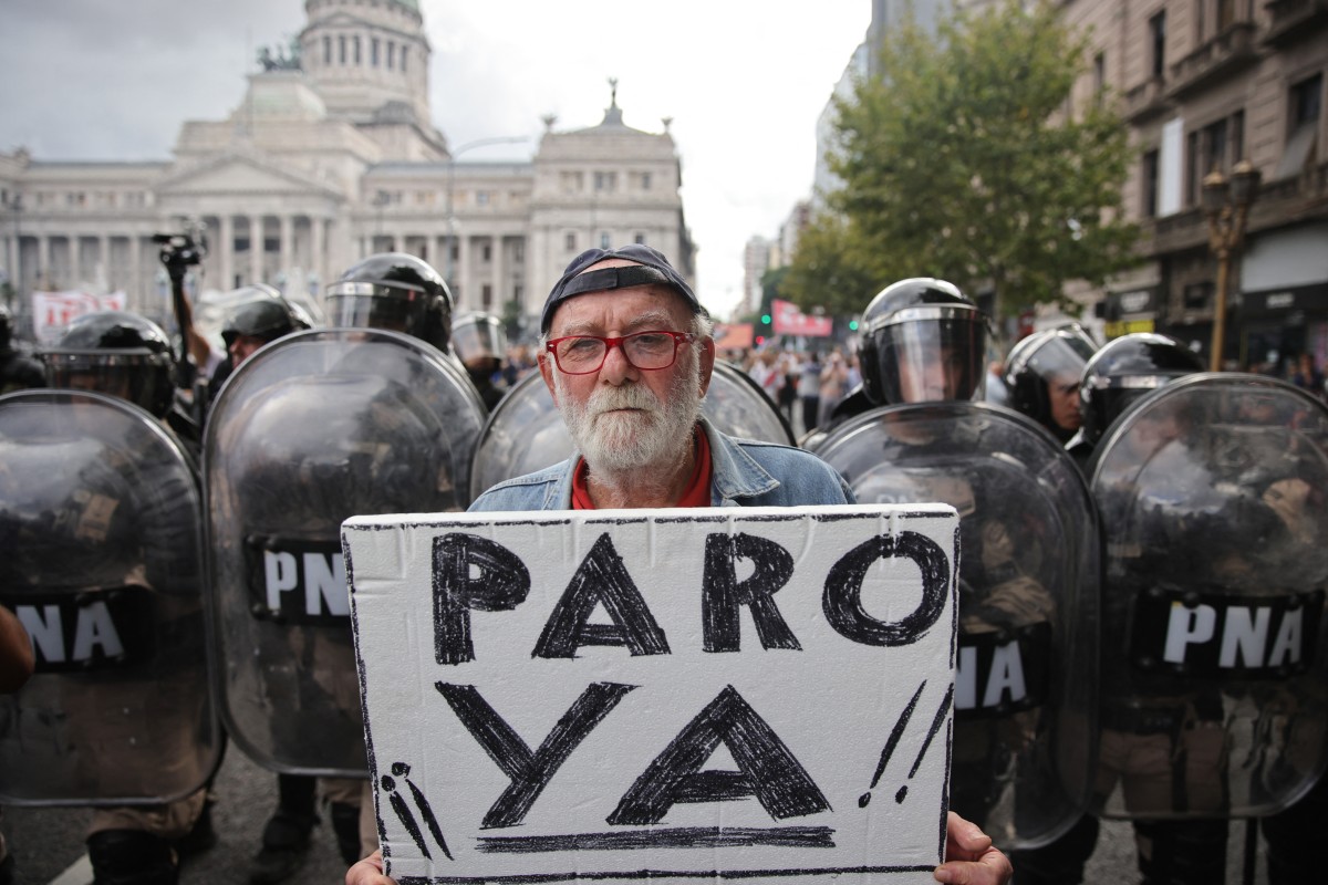 Football diehards team up with Argentine retirees to protest pension reform