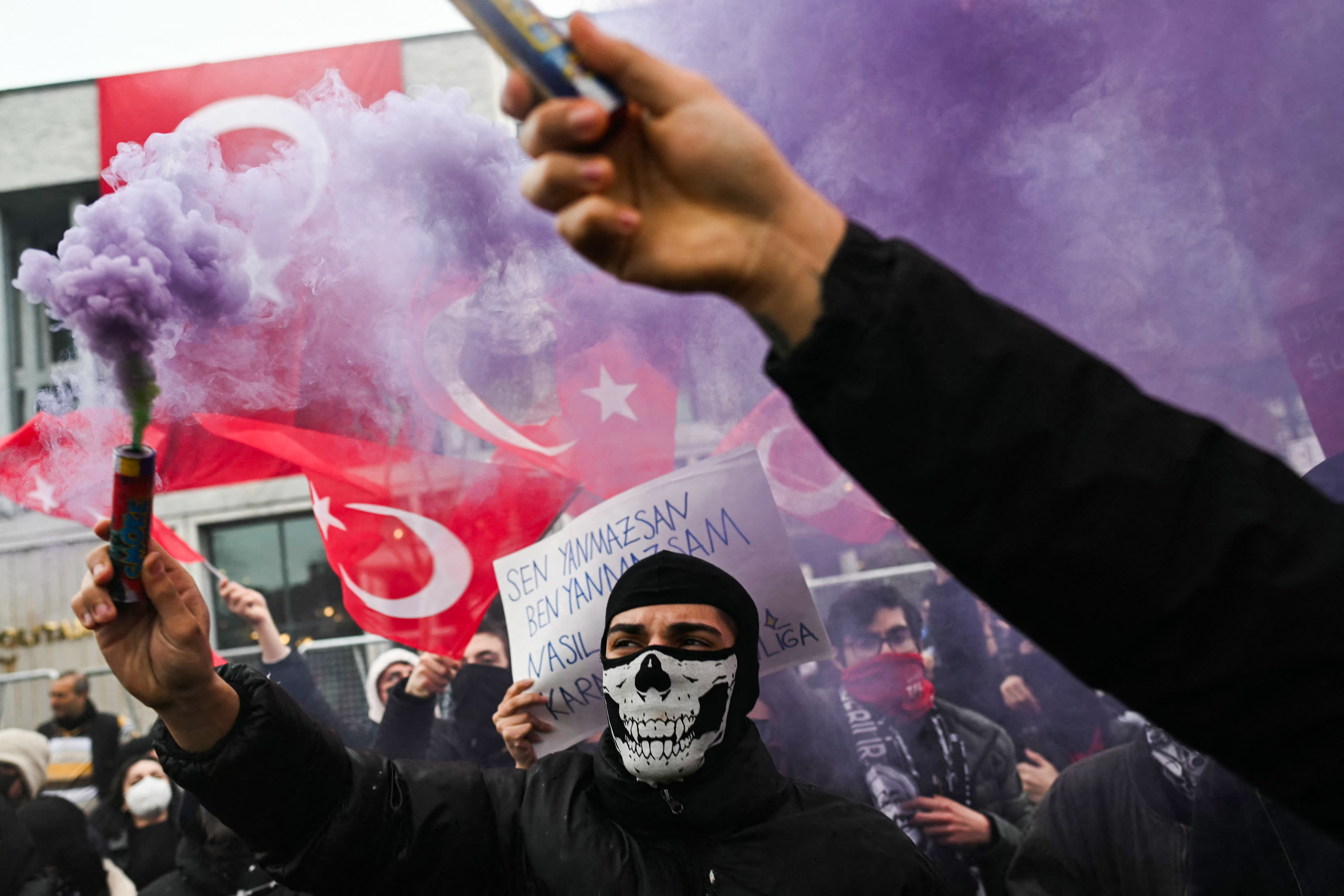 Rally in support of Istanbul's arrested mayor