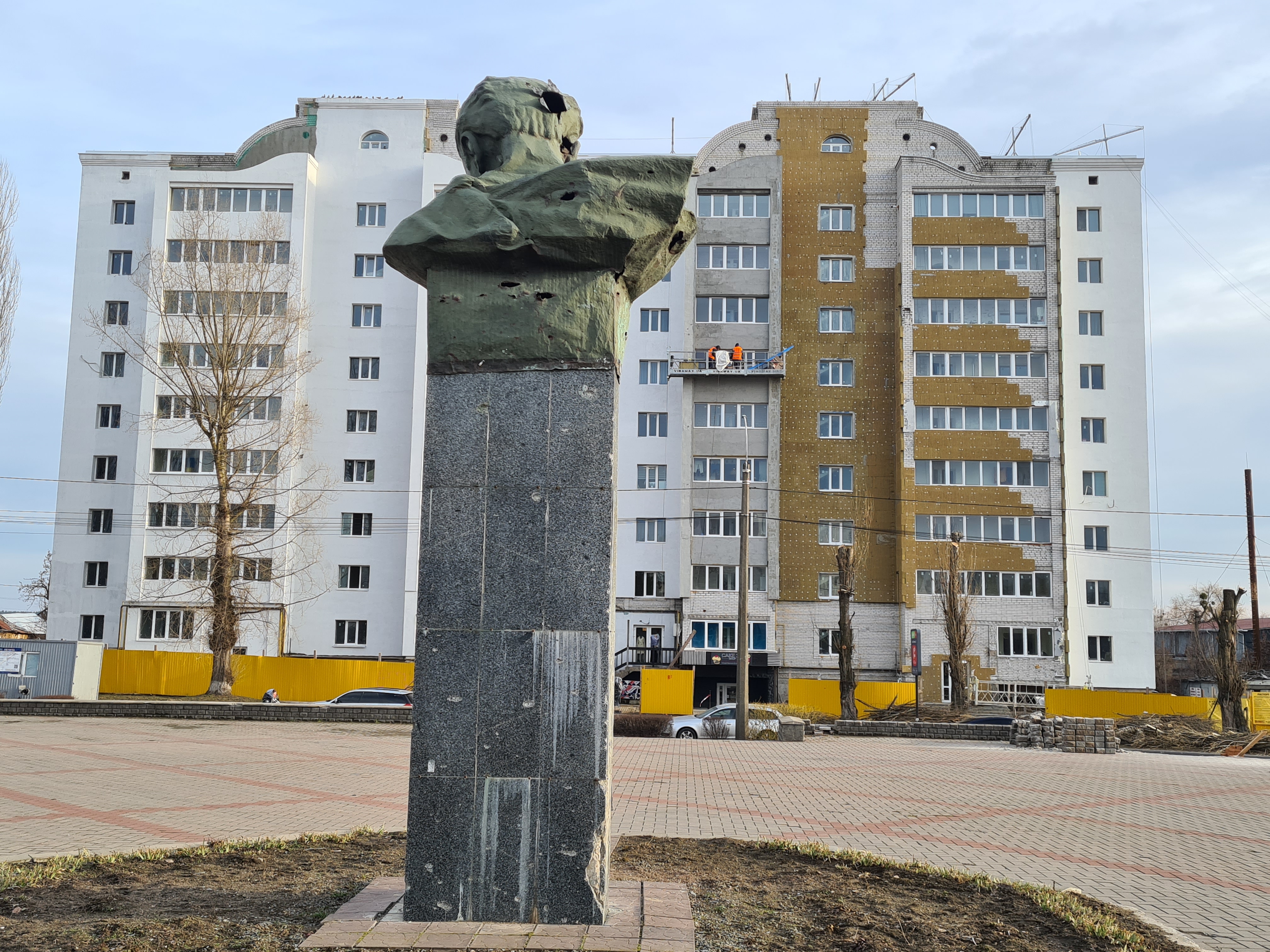 Workers renovate an apartment building near the bullet-riddled bust of national Ukrainian poet Taras Shevchenko-1741862781