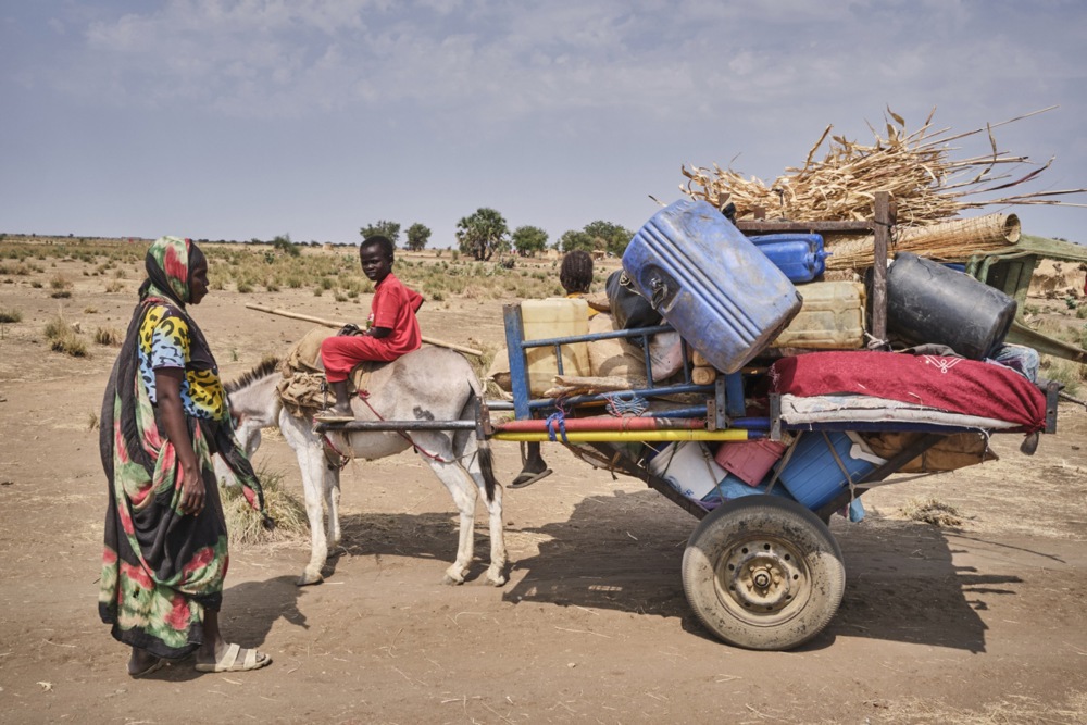 epa11898832 A Sudanese family newly arrived in South Sudan carrying all their belongings, in Gerbana, a village 22km from the Sudanese border, South Sudan, 13 February 2025 (issued on 15 February 2025). About 110,000 people have arrived in Renk County since December 2024, according to MSF, with 70,000 living in informal settlements such as Gerbana and Atham. There are 975,079 Sudanese refugees in South Sudan, according to UNHCR. EPA-EFE/DIEGO MENJIBAR