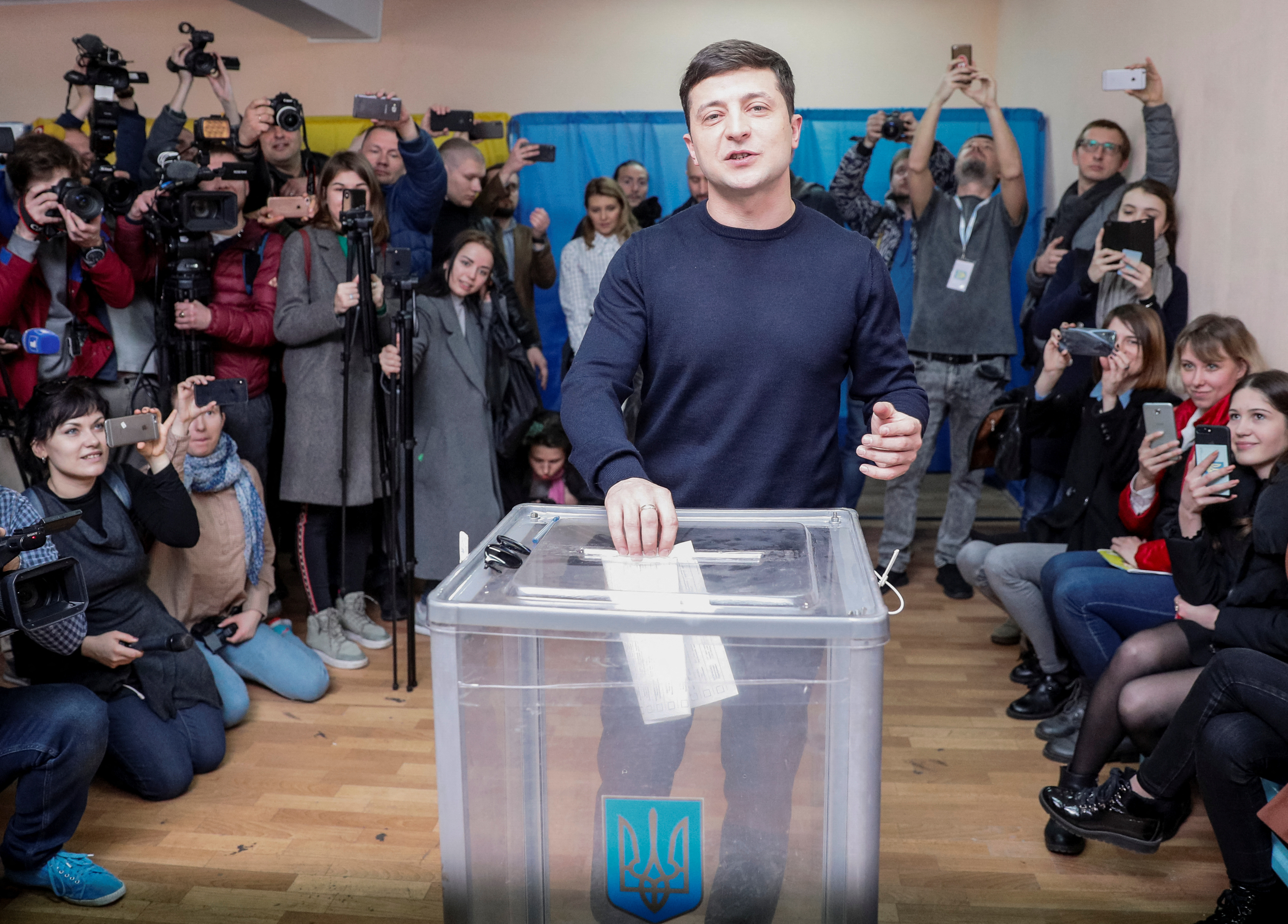 Ukrainian comic actor and presidential candidate Volodymyr Zelenskiy casts his ballot at a polling station during a presidential election in Kiev, Ukraine March 31, 2019. REUTERS/Valentyn Ogirenko