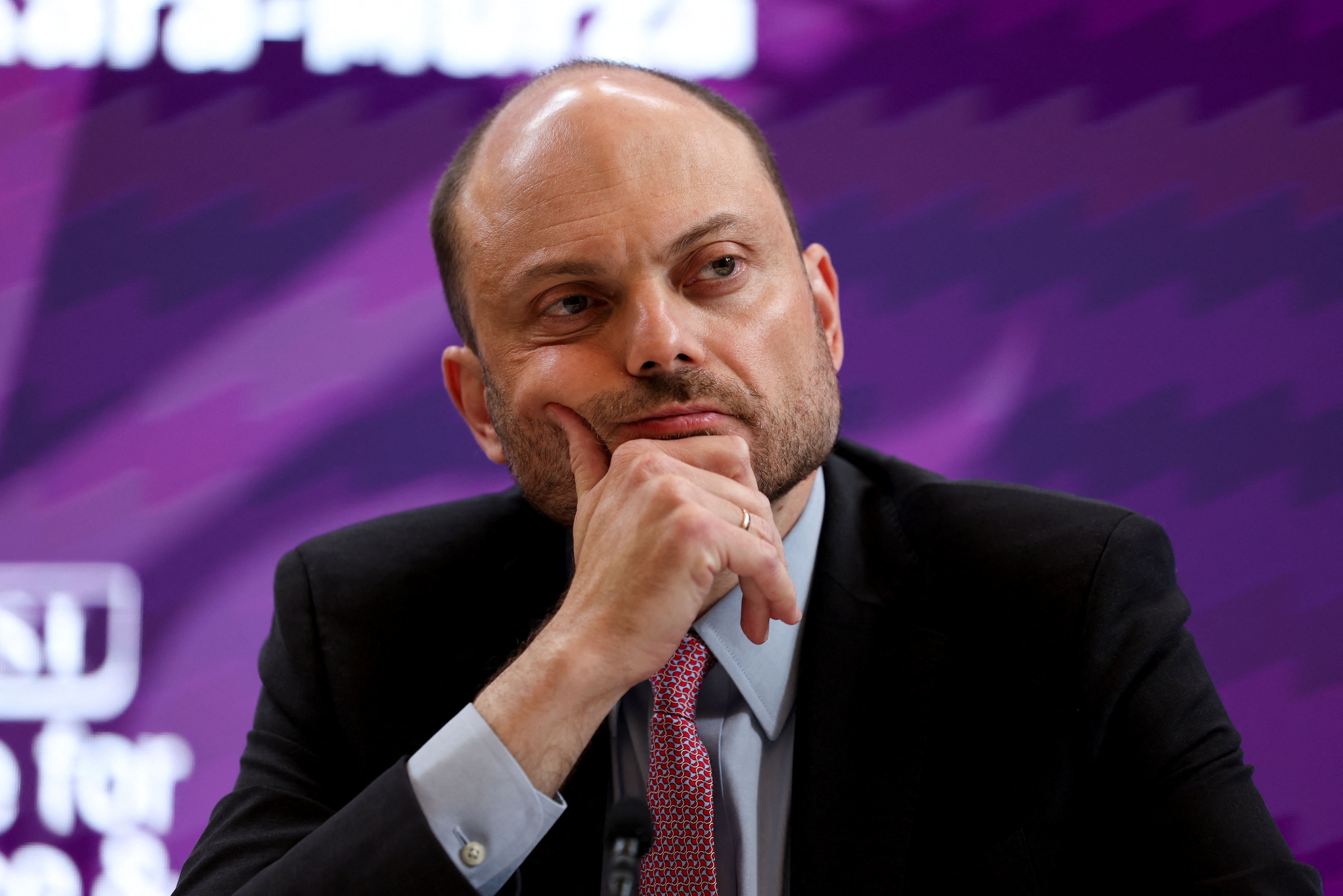 Vladimir Kara-Murza looks on.
