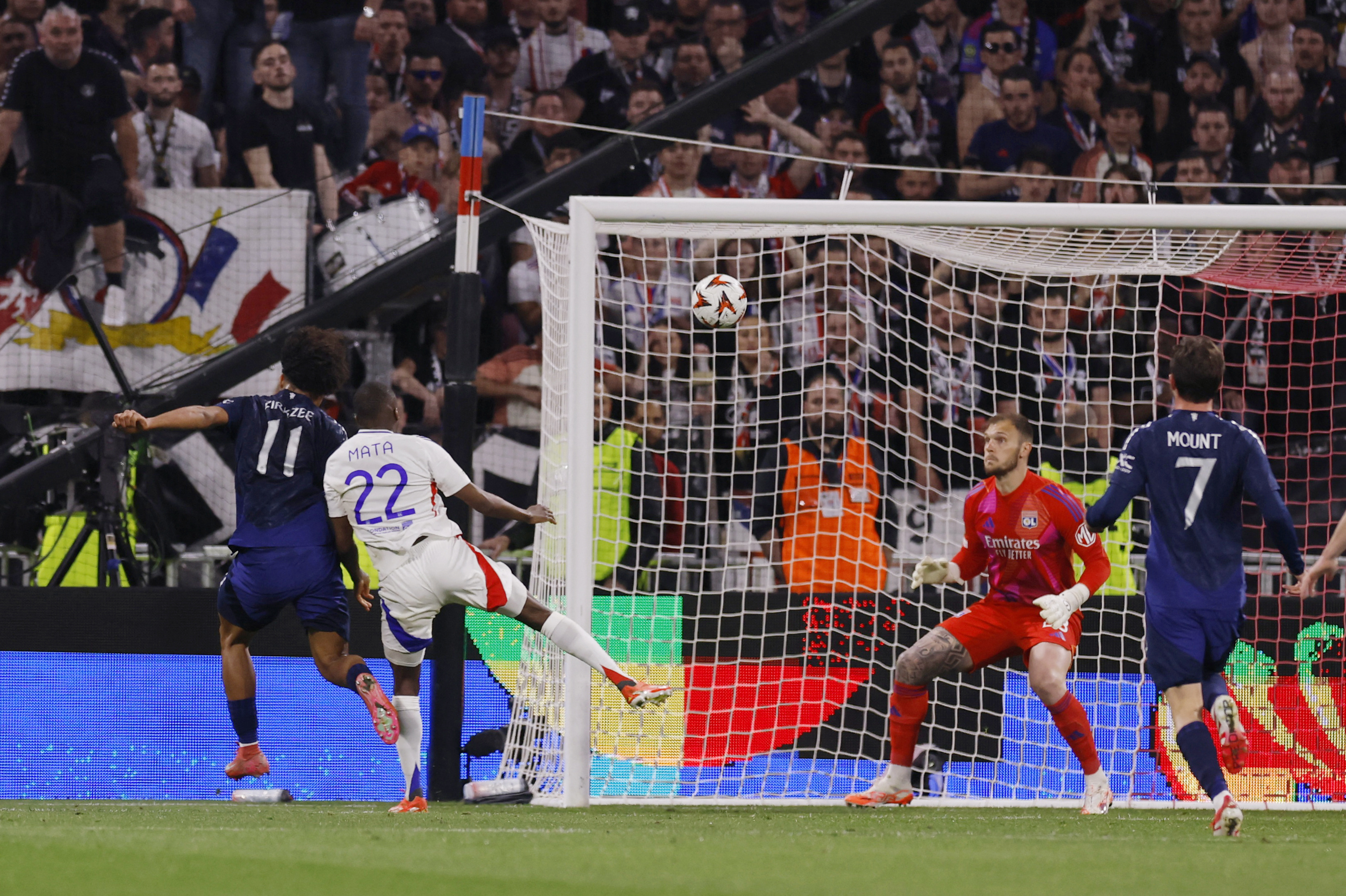 Soccer Football - Europa League - Quarter Final - First Leg - Olympique Lyonnais v Manchester United - Groupama Stadium, Lyon, France - April 10, 2025 Manchester United's Joshua Zirkzee scores their second goal Action Images via Reuters/Andrew Couldridge