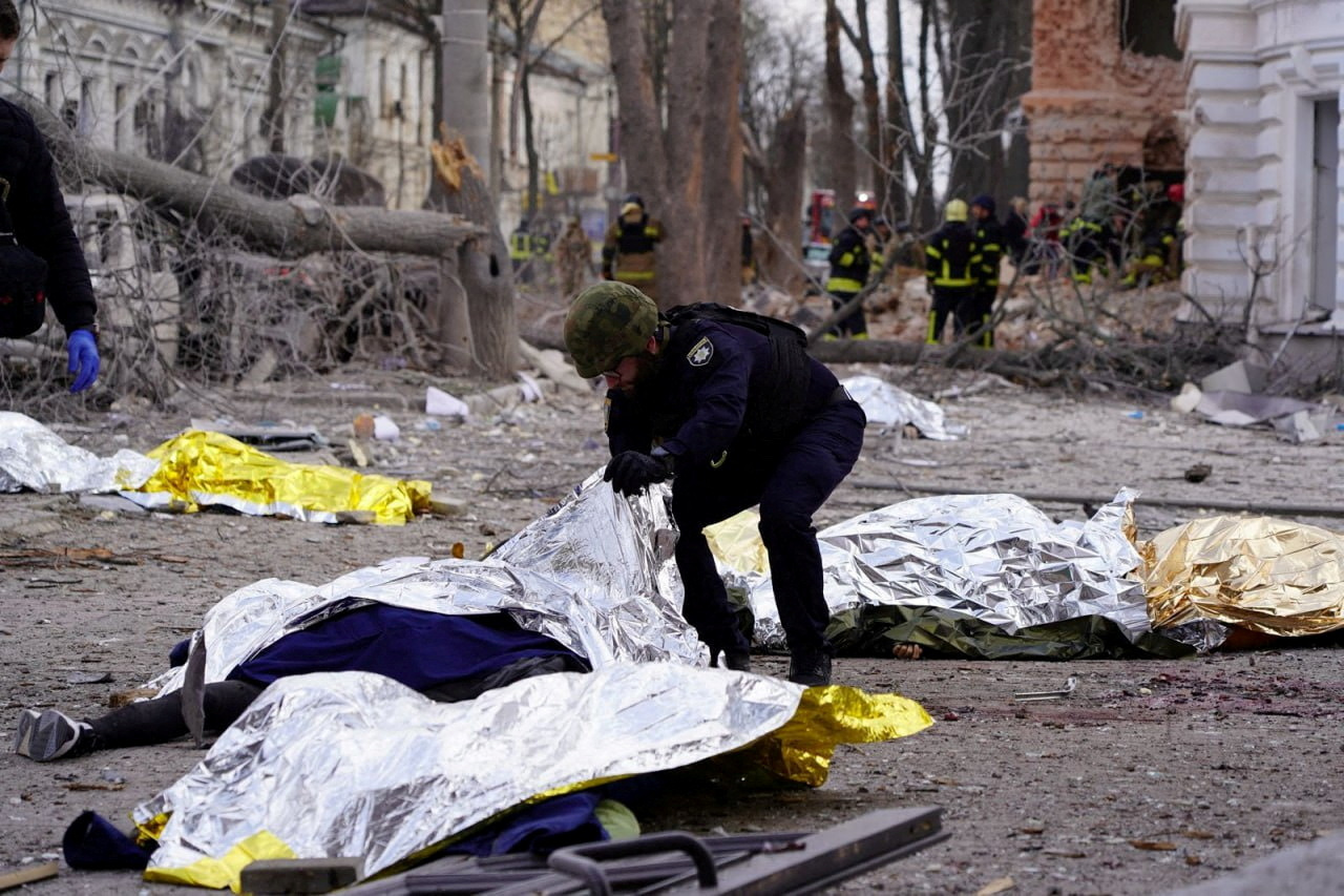 ENSITIVE MATERIAL. THIS IMAGE MAY OFFEND OR DISTURB A police officer inspects bodies at the site of Russian missile strike, amid Russia's attack on Ukraine, in Sumy, Ukraine April 13, 2025. Ukraine's President Volodymyr Zelenskiy via Telegram/Handout via REUTERS THIS IMAGE HAS BEEN SUPPLIED BY A THIRD PARTY. TPX IMAGES OF THE DAY