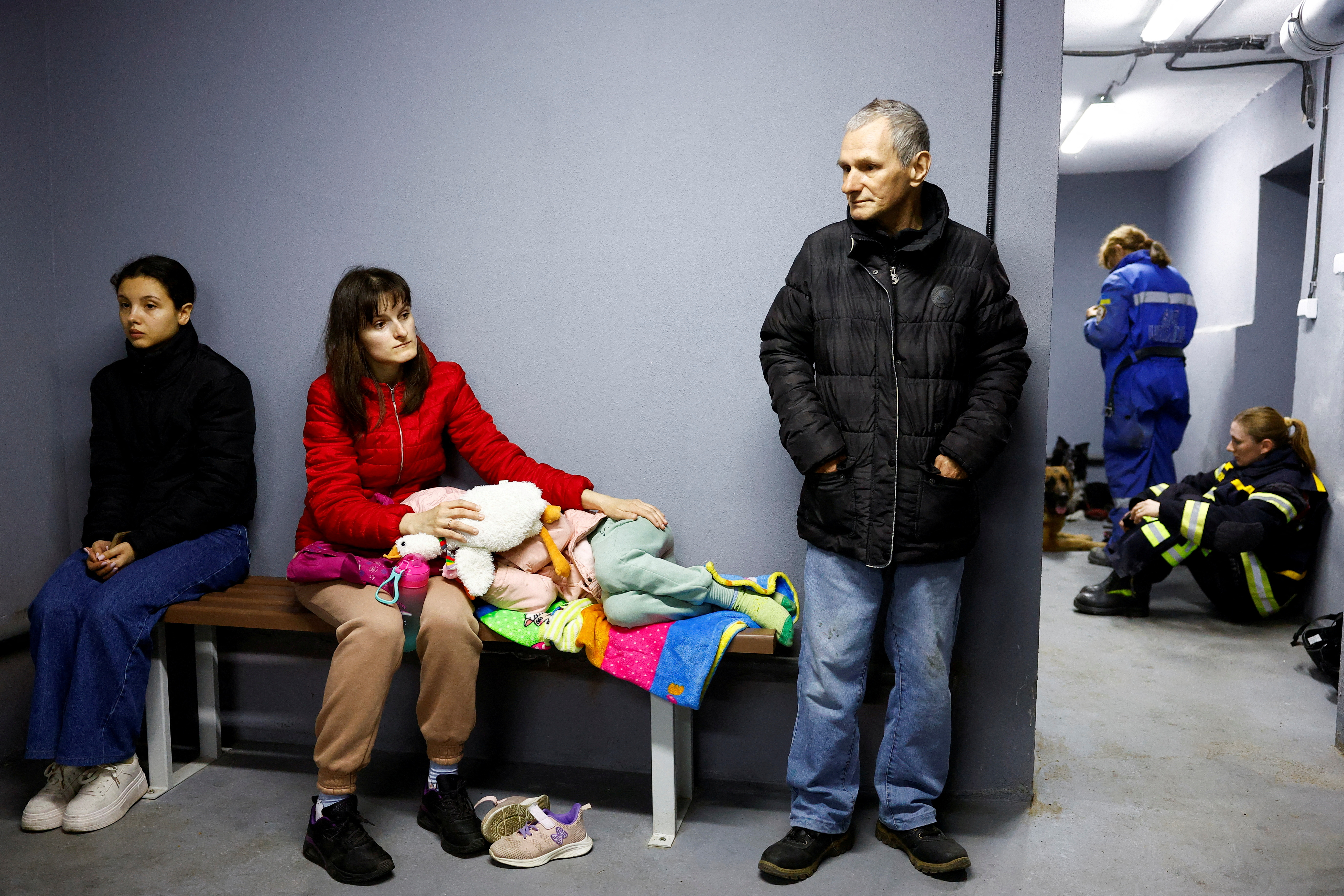Rescuers and residents take shelter during a Russian missile strike, amid Russia's attack on Ukraine, in Kyiv, Ukraine April 24, 2025. REUTERS/Valentyn Ogirenko TPX IMAGES OF THE DAY