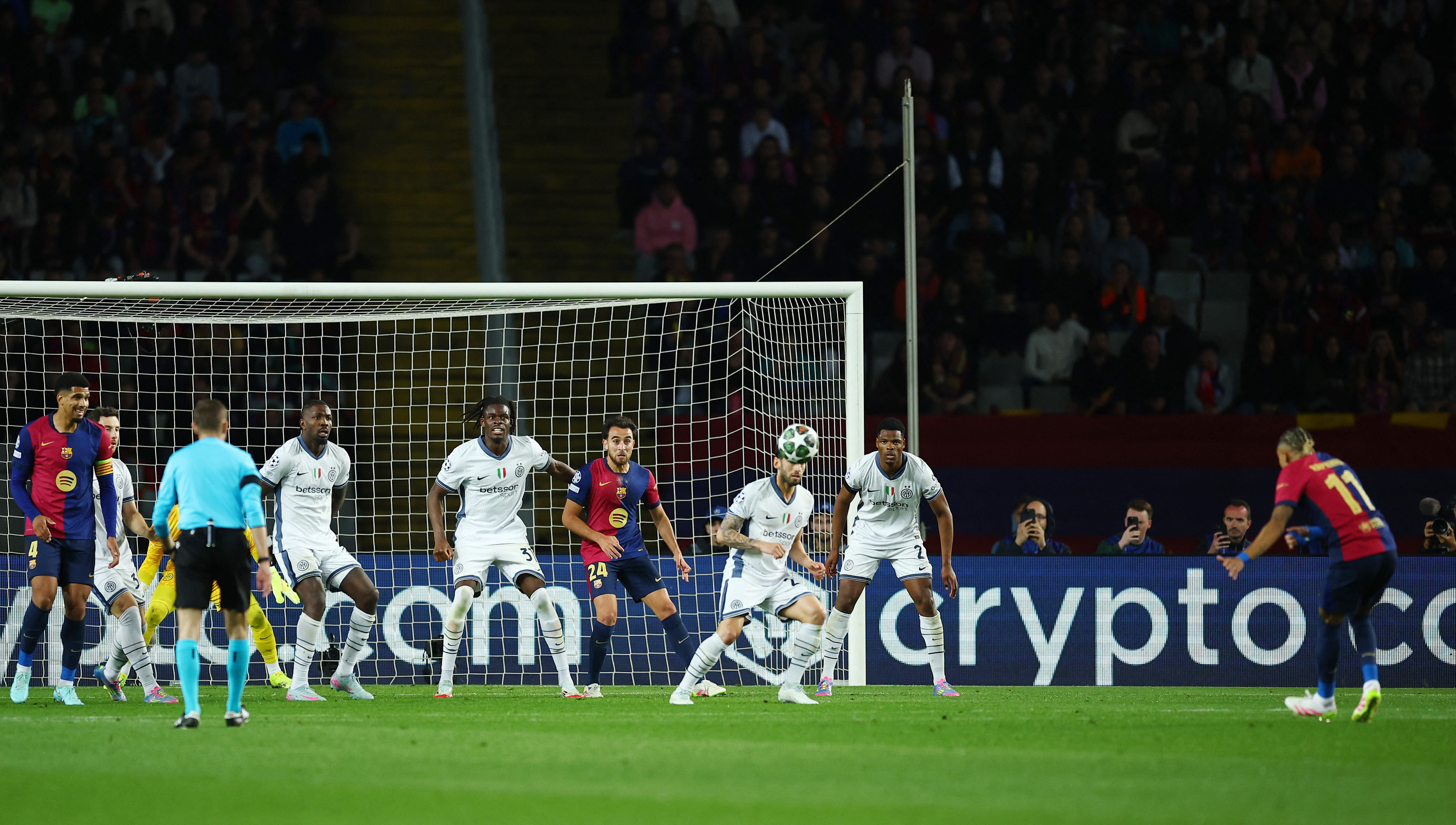 Soccer Football - Champions League - Semi Final - First Leg - FC Barcelona v Inter Milan - Estadi Olimpic Lluis Companys, Barcelona, Spain - April 30, 2025 FC Barcelona's Raphinha scores their third goal REUTERS/Albert Gea