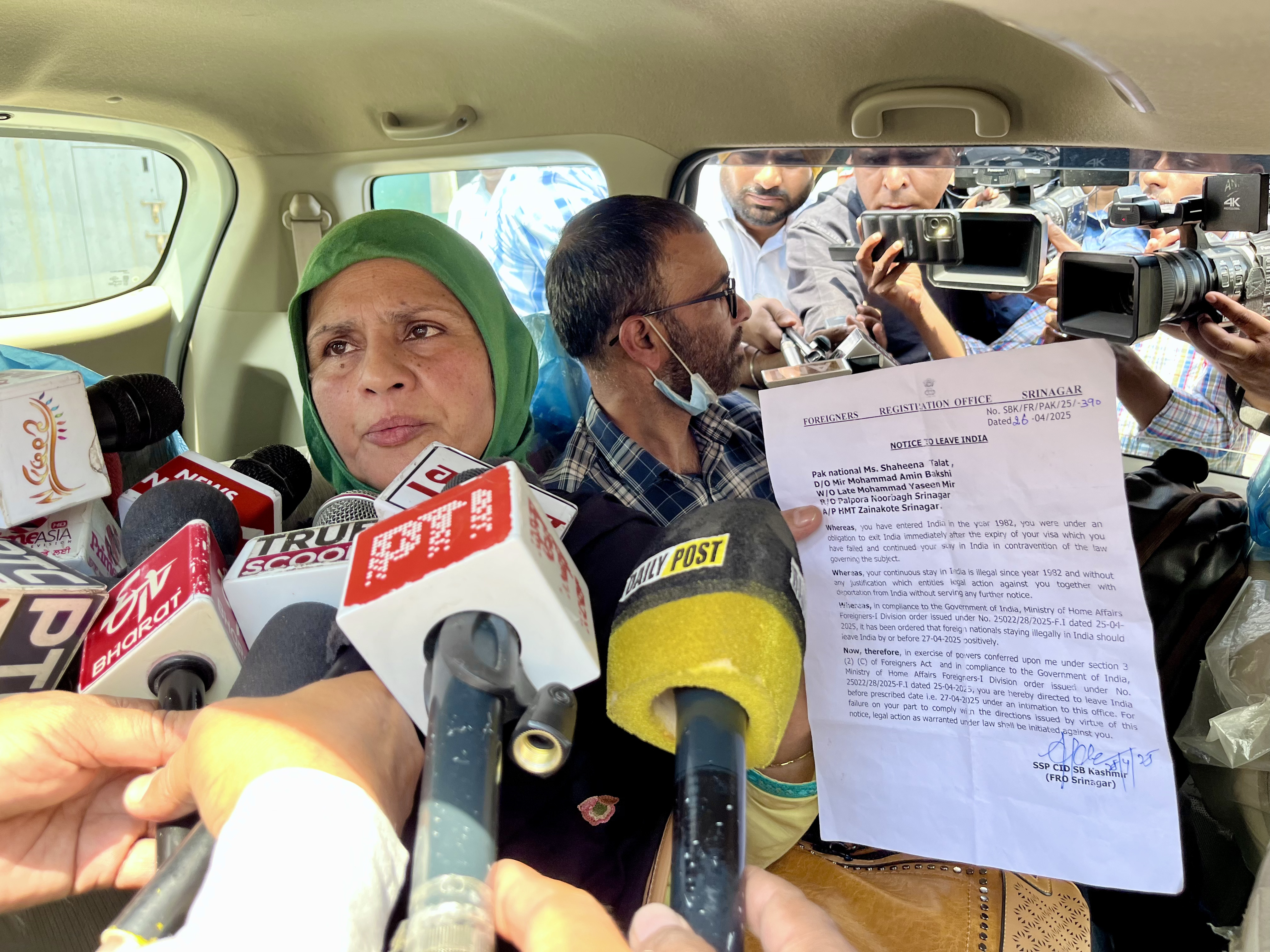 A Kashmiri woman showing the deportation notice before her taxi was escorted by guards-1746001828