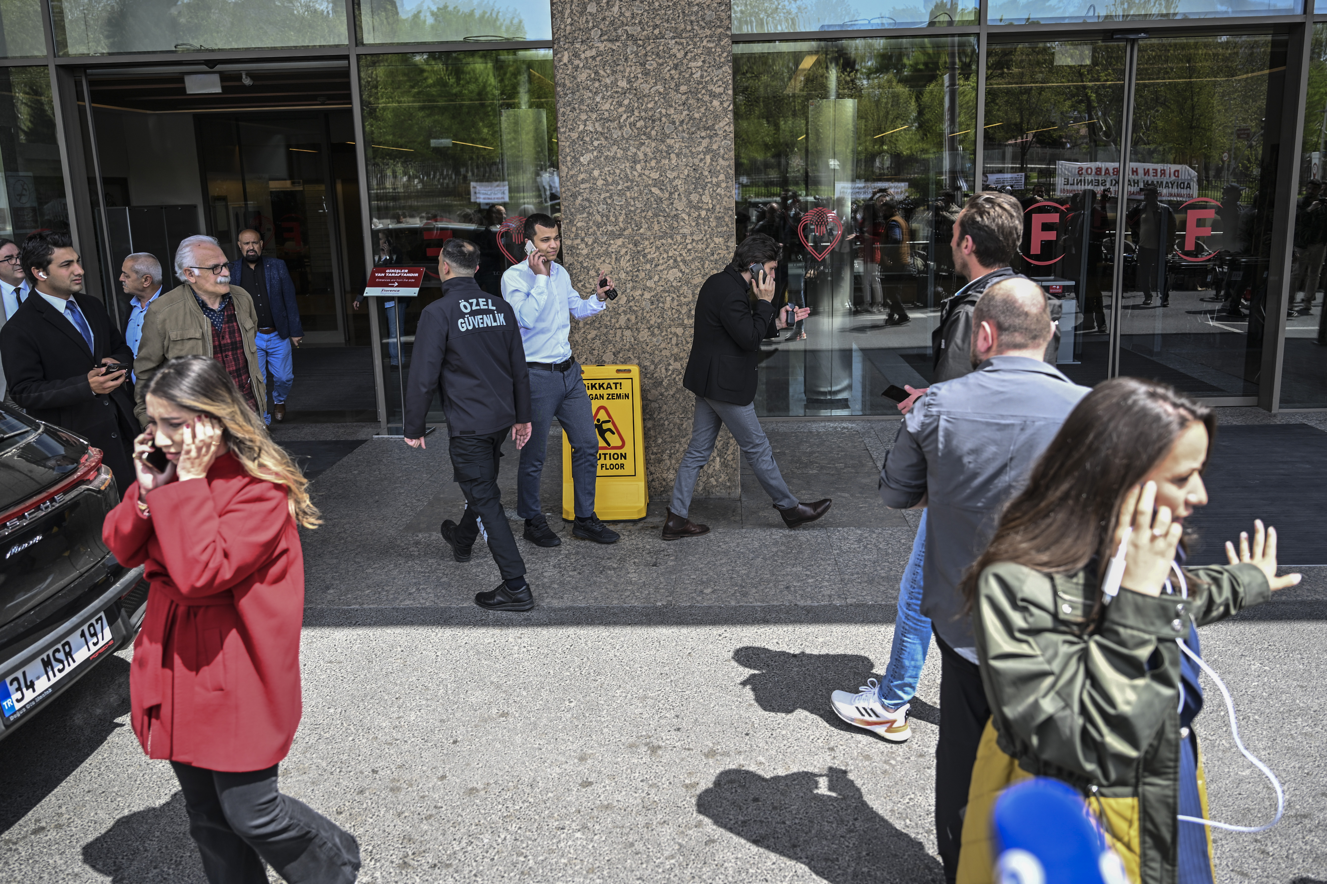 ISTANBUL, TURKIYE - APRIL 23: People leave the buildings in panic and call their loved ones after 6.2 magnitude earthquake jolts Istanbul, Turkiye on April 23, 2025. 6.2 magnitude earthquake jolts Turkiye, epicenter being Istanbul's Silivri district. ( Murat Şengül - Anadolu Agency )