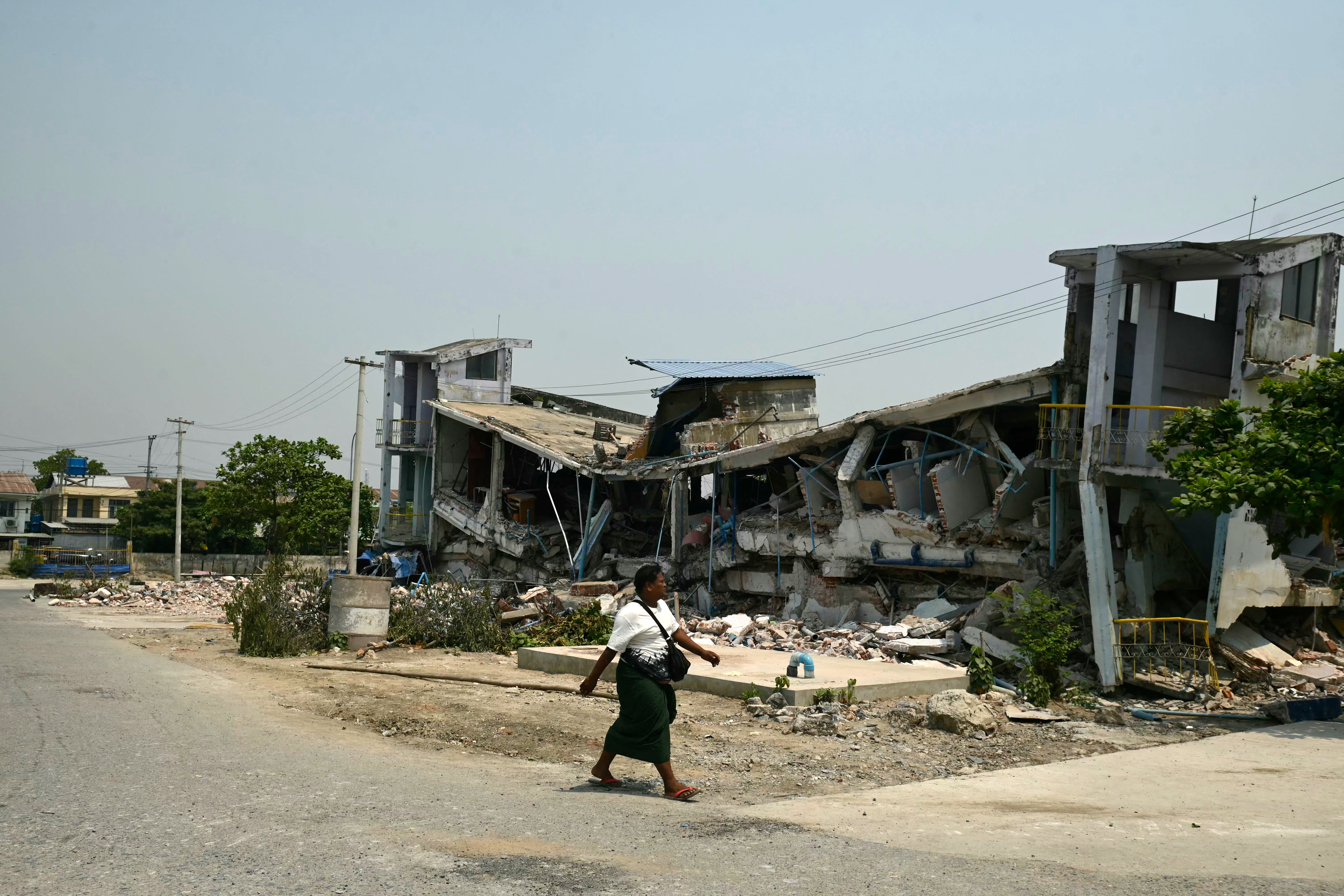 Myanmar quake death toll climbs as hope fades for survivors