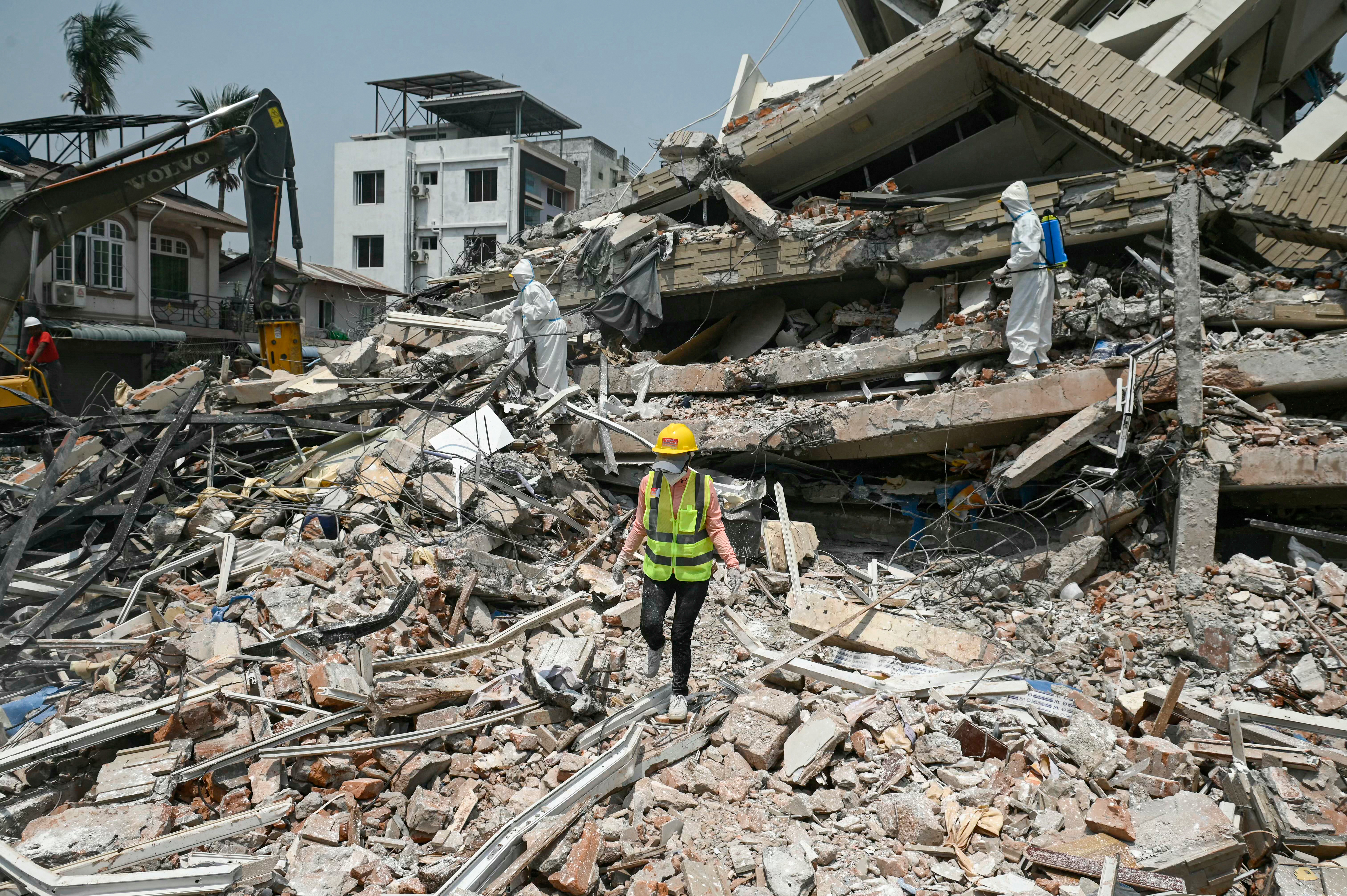 Myanmar quake death toll climbs as hope fades for survivors