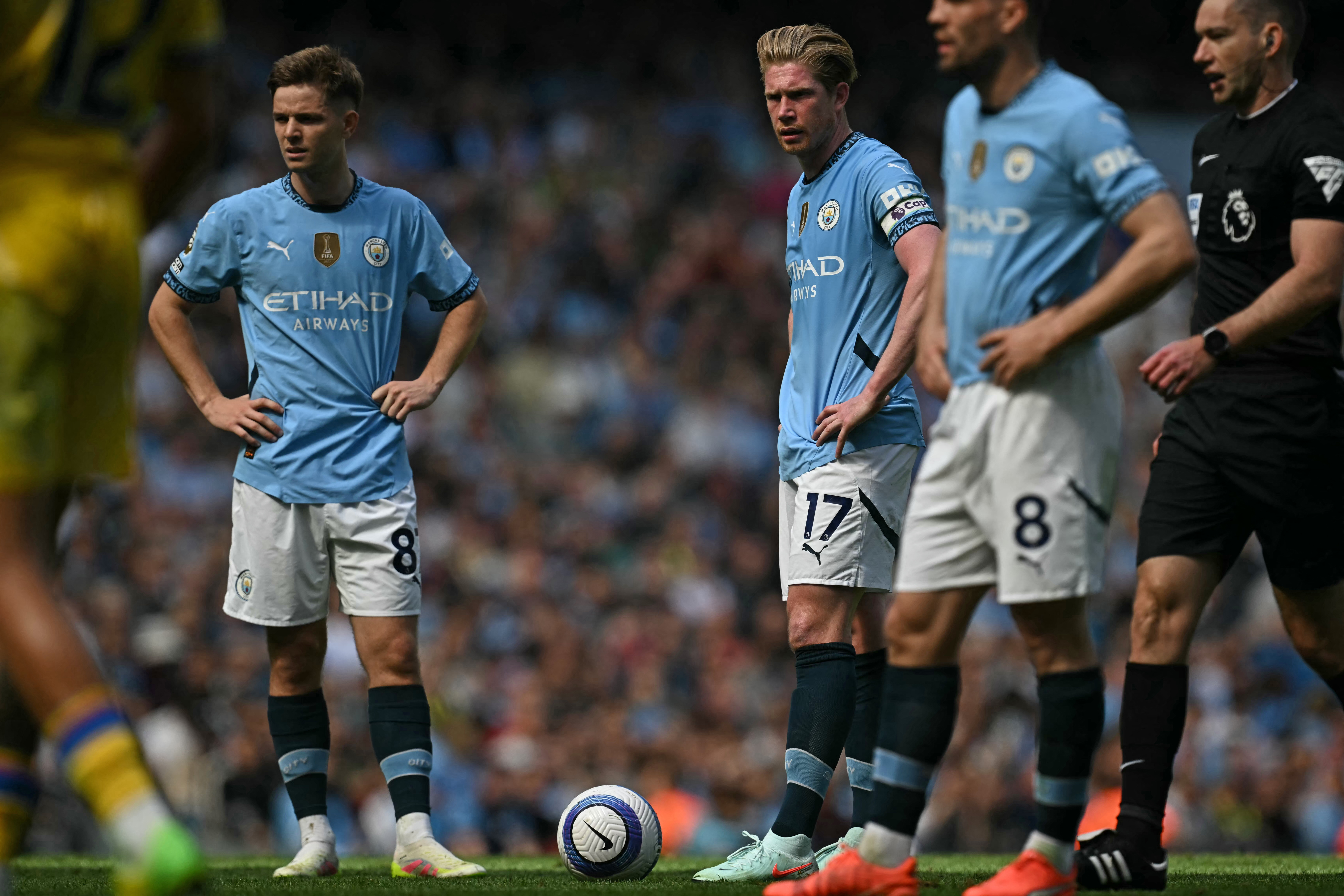Manchester City's Belgian midfielder #17 Kevin De Bruyne (C) prepares to take a freekick, from which he scores during the English Premier League football match between Manchester City and Crystal Palace at the Etihad Stadium in Manchester, north west England, on April 12, 2025. (Photo by Paul ELLIS / AFP) / RESTRICTED TO EDITORIAL USE. NO USE WITH UNAUTHORIZED AUDIO, VIDEO, DATA, FIXTURE LISTS, CLUB/LEAGUE LOGOS OR 'LIVE' SERVICES. ONLINE IN-MATCH USE LIMITED TO 120 IMAGES. AN ADDITIONAL 40 IMAGES MAY BE USED IN EXTRA TIME. NO VIDEO EMULATION. SOCIAL MEDIA IN-MATCH USE LIMITED TO 120 IMAGES. AN ADDITIONAL 40 IMAGES MAY BE USED IN EXTRA TIME. NO USE IN BETTING PUBLICATIONS, GAMES OR SINGLE CLUB/LEAGUE/PLAYER PUBLICATIONS. /