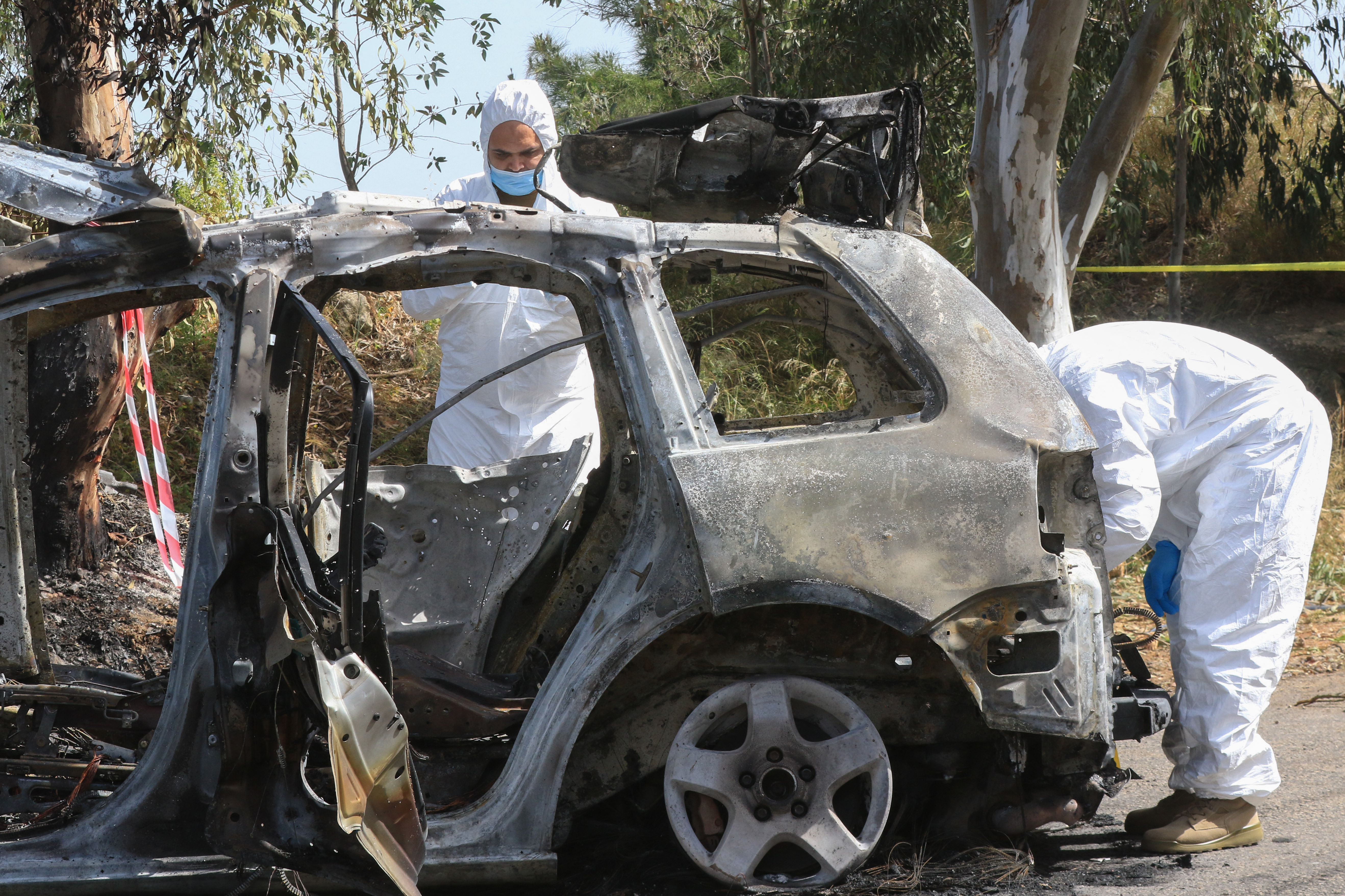 Car targeted by Israeli airstrike in Baawerta