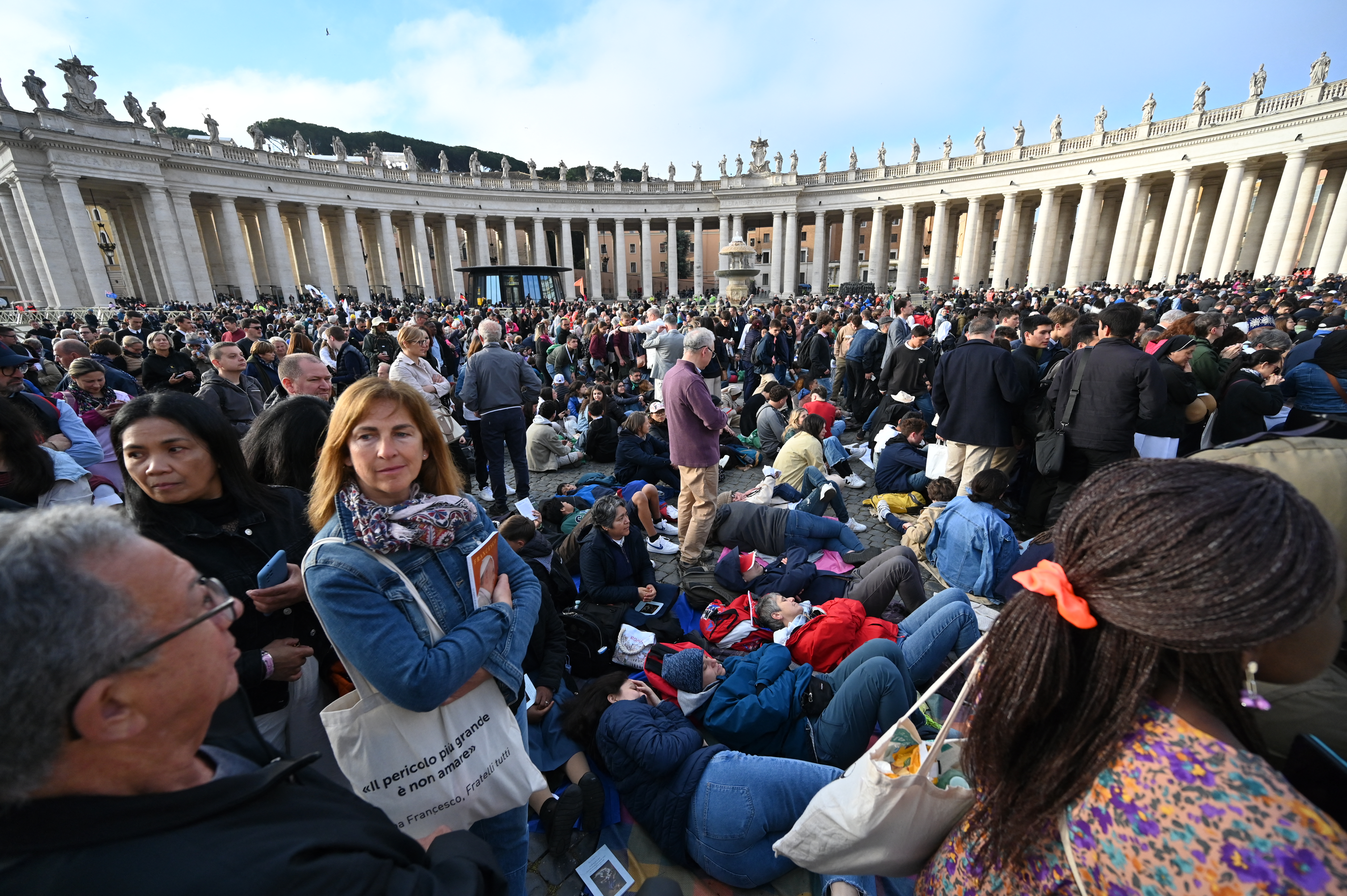 Huge crowds flock to Vatican for Pope Francis's funeral