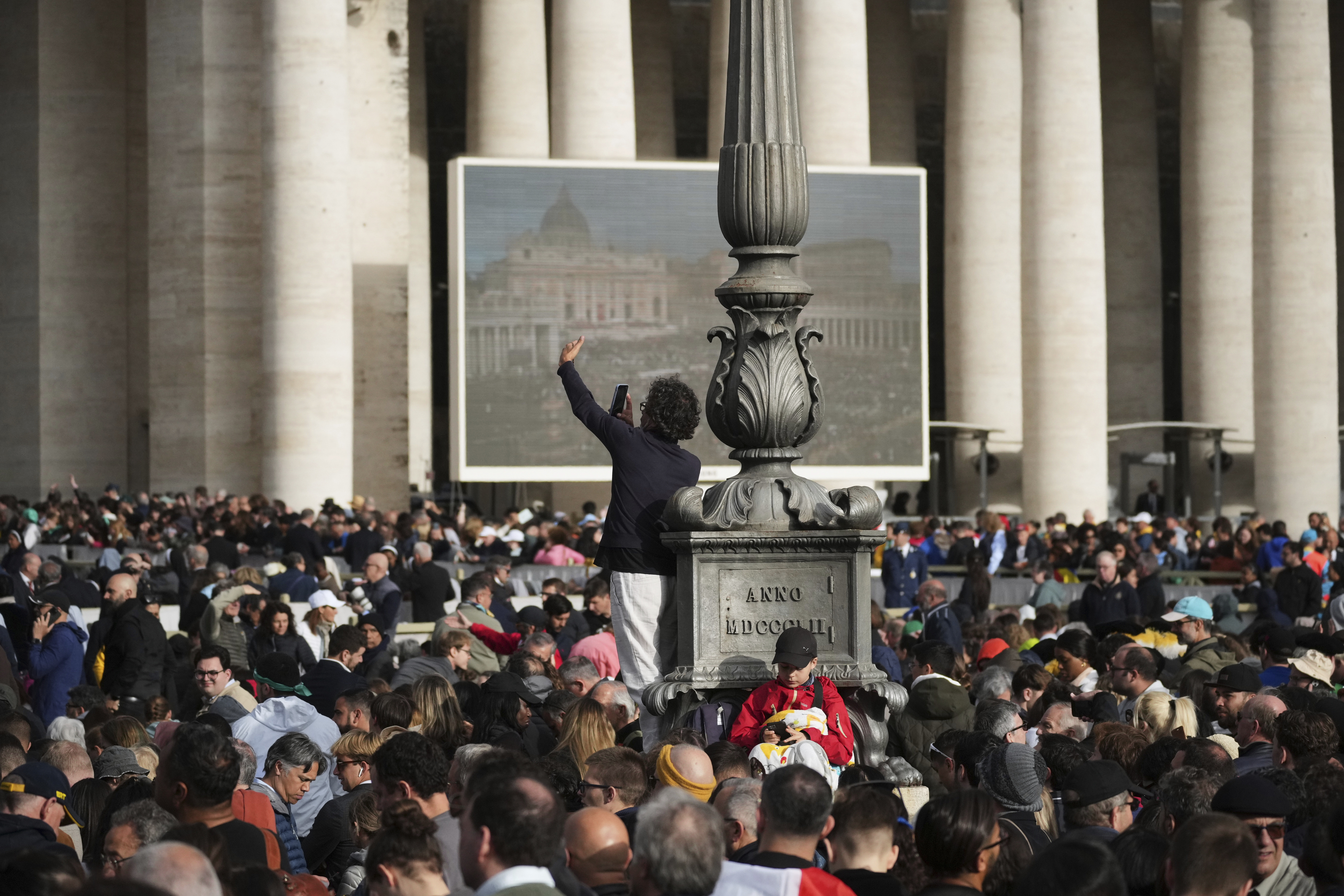Huge crowds flock to Vatican for Pope Francis's funeral
