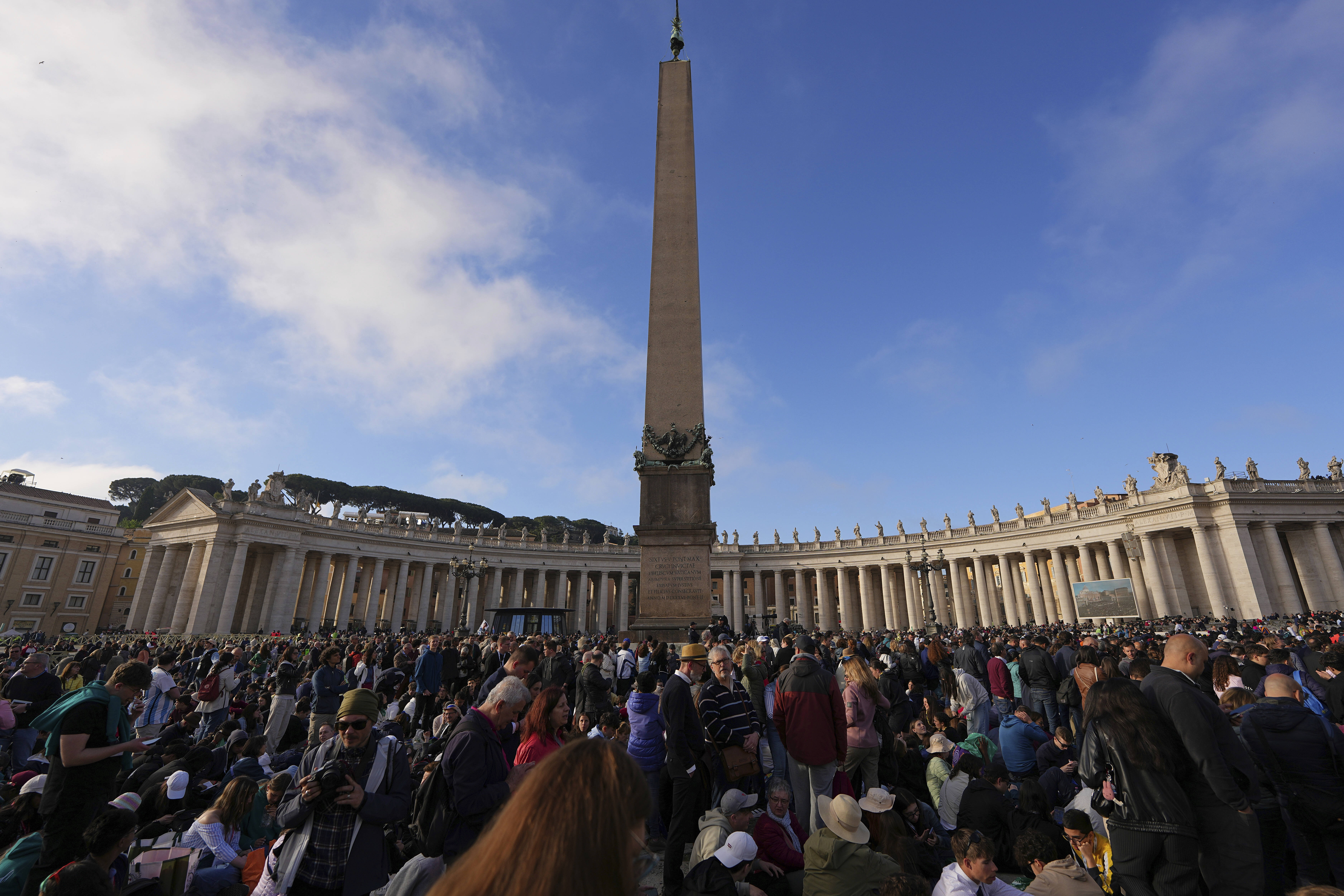 Huge crowds flock to Vatican for Pope Francis's funeral