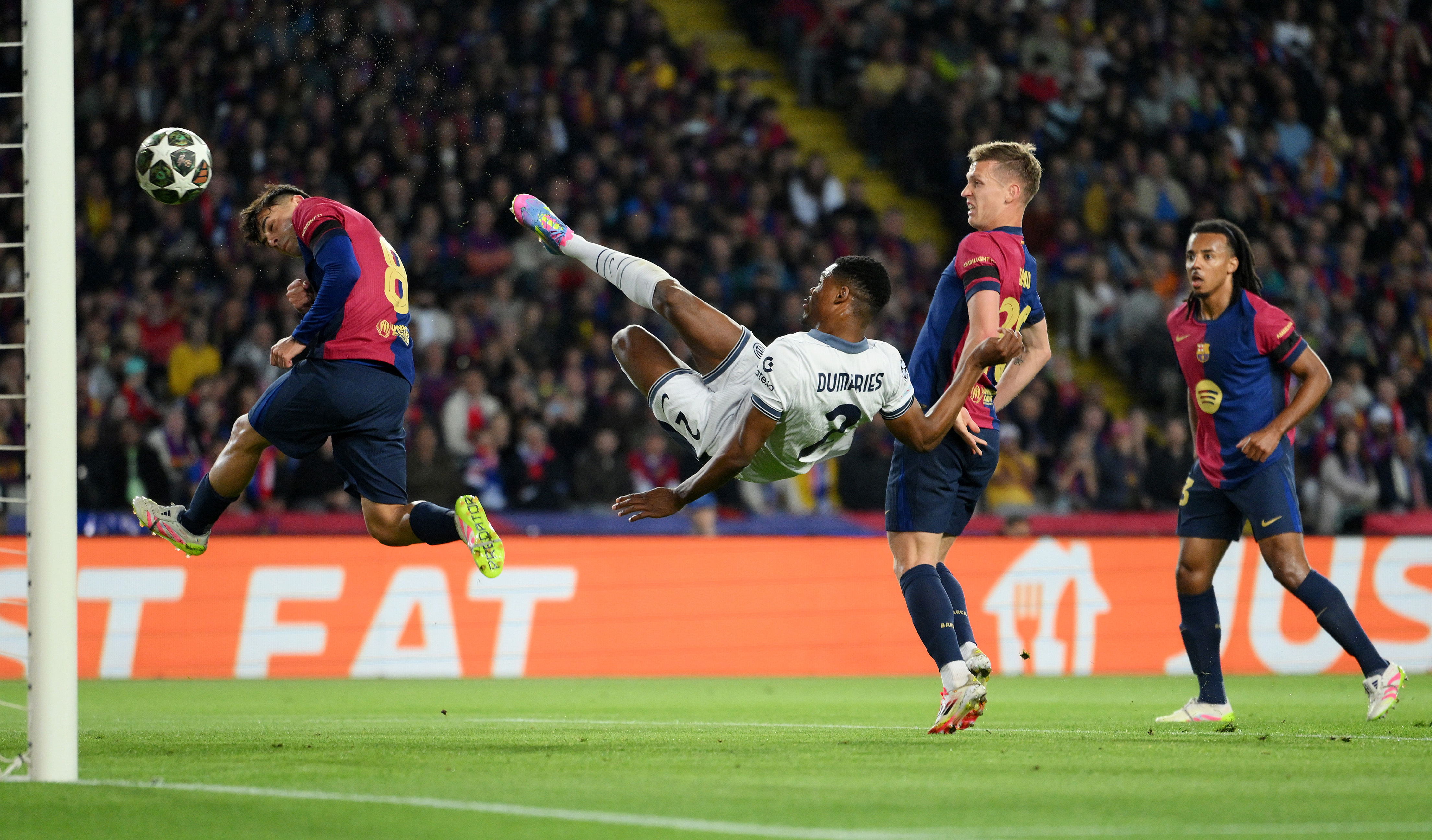BARCELONA, SPAIN - APRIL 30: Denzel Dumfries of FC Internazionale scores his team's second goal whilst under pressure from Pedri and Frenkie de Jong of FC Barcelona during the UEFA Champions League 2024/25 Semi Final First Leg match between FC Barcelona and FC Internazionale Milano at Estadi Olimpic Lluis Companys on April 30, 2025 in Barcelona, Spain. (Photo by David Ramos/Getty Images)