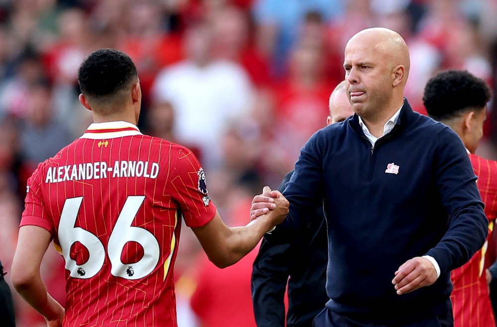 epa12059018 Trent Alexander-Arnold of Liverpool shakes hands with manager Arne Slot after being taken off during the English Premier League soccer match between Liverpool FC and Tottenham Hotspur, in Liverpool, Britain, 27 April 2025. EPA-EFE/ADAM VAUGHAN EDITORIAL USE ONLY. No use with unauthorized audio, video, data, fixture lists, club/league logos, 'live' services or NFTs. Online in-match use limited to 120 images, no video emulation. No use in betting, games or single club/league/player publications.