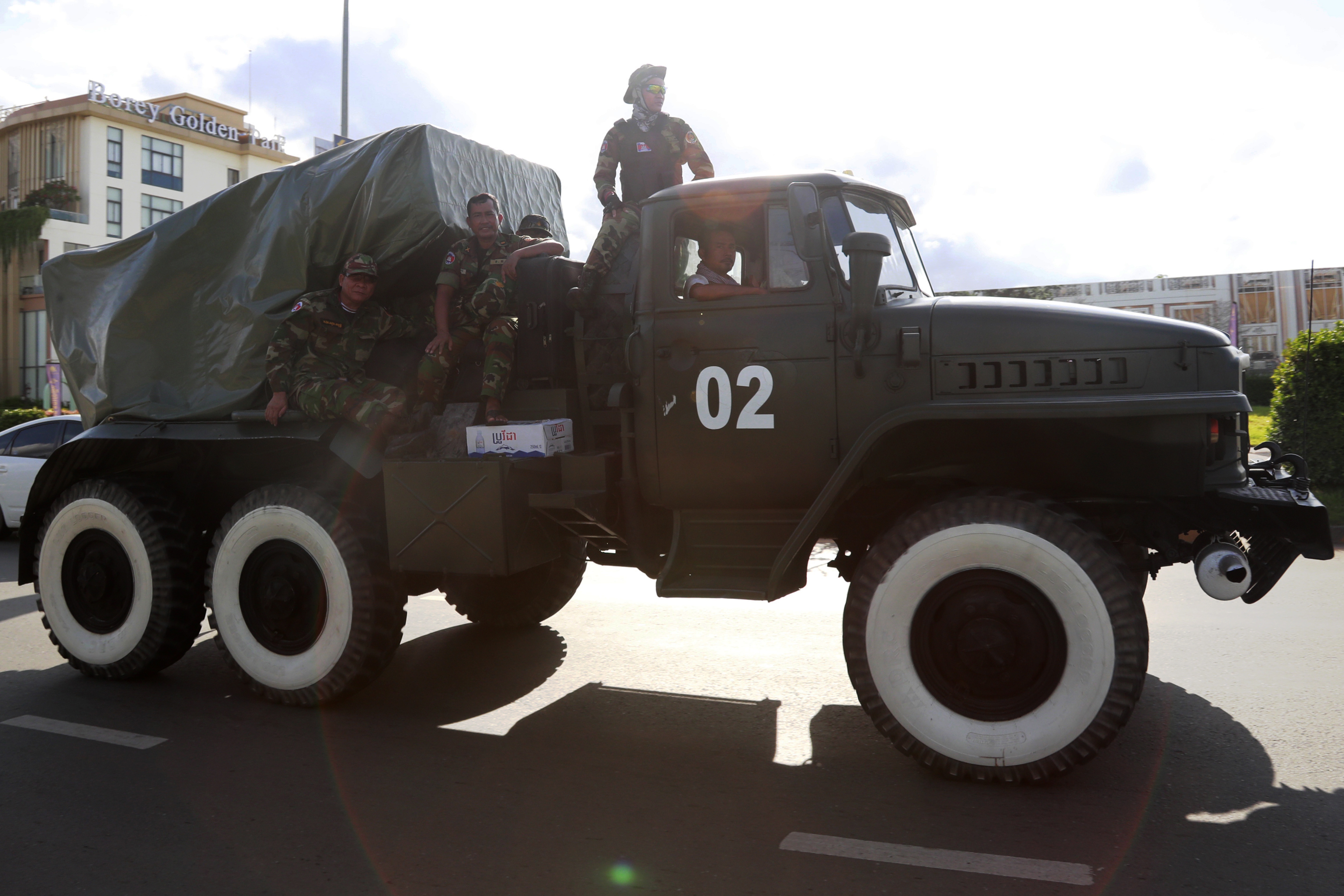 epa12140814 Cambodian soldiers ride on a self-propelled multiple rocket launcher in Phnom Penh, Cambodia, 28 May 2025. An exchange of gunfire between Cambodian and Thai troops along their disputed border resulted in the death of one Cambodian soldier, according to the Cambodian defence ministry. EPA-EFE/KITH SEREY