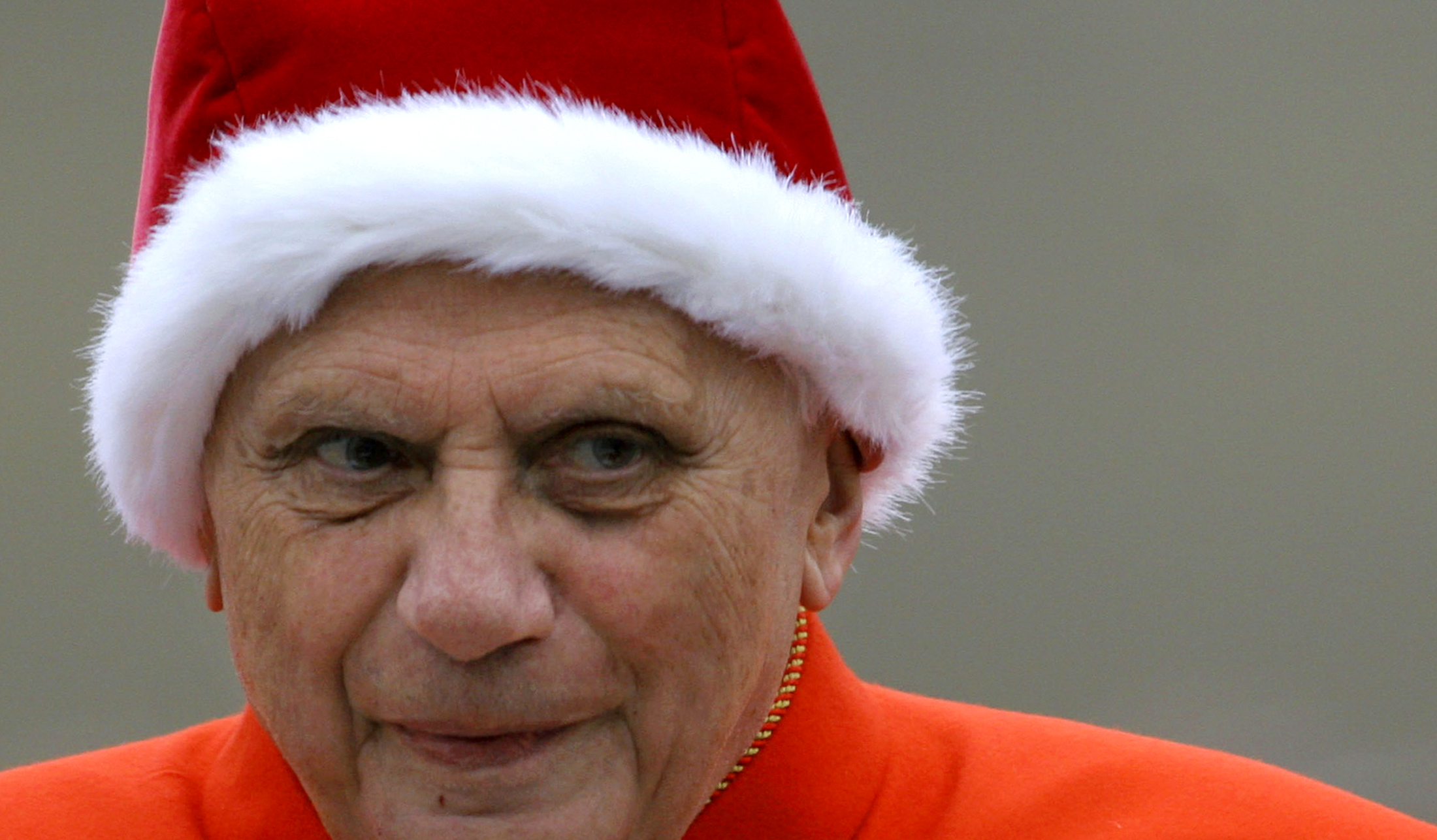 Pope Benedict XVI, wearing the white fur-trimmed red bonnet reserved to Popes and called camauro, arrives to celebrate his general audience in St. Peter's square at the Vatican December 21, 2005. REUTERS/Alessia Pierdomenico