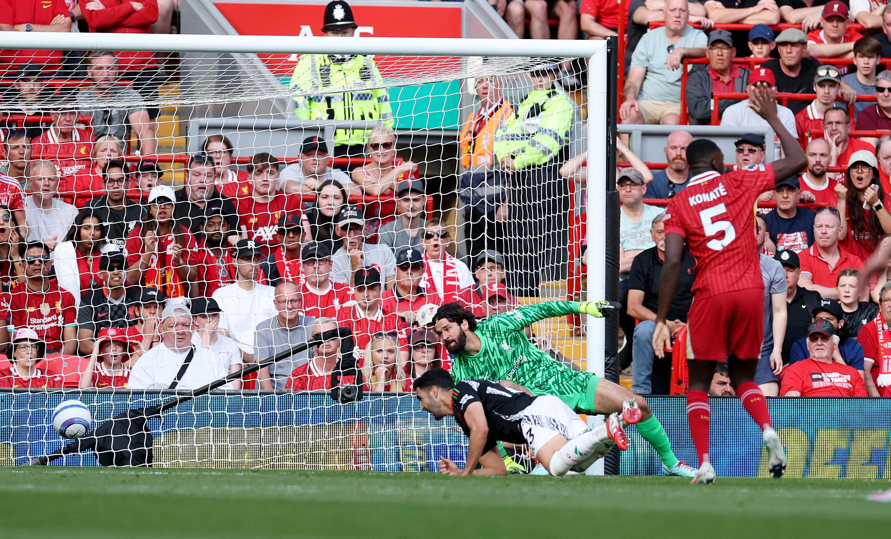 Arsenal's Mikel Merino scores their second goa