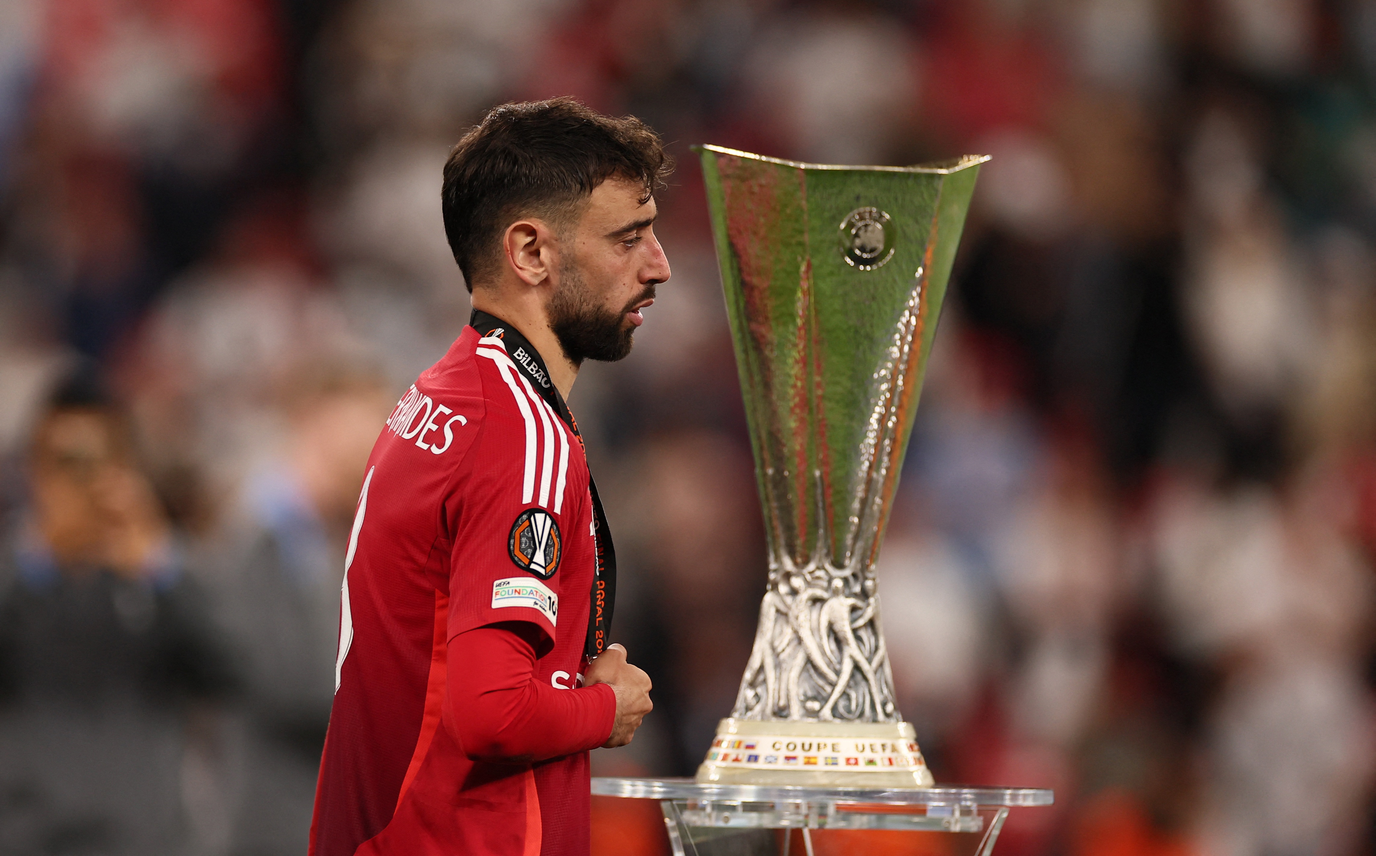 Europa League - Final - Tottenham Hotspur v Manchester United - San Mames, Bilbao, Spain - May 21, 2025 Manchester United's Bruno Fernandes looks dejected as he walks past the trophy after collecting his runners up medal