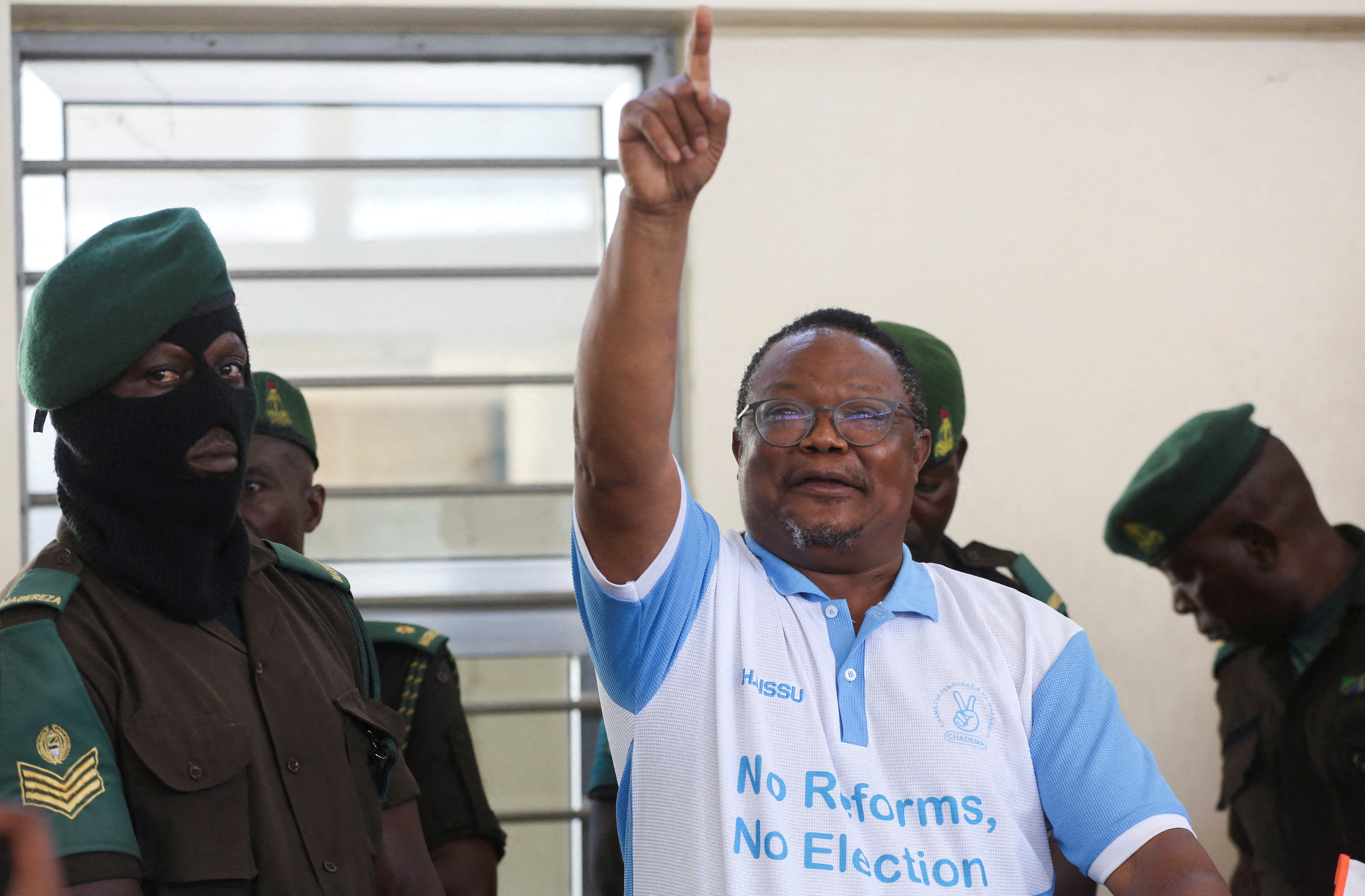 FILE PHOTO: Tanzanian opposition leader and former presidential candidate of CHADEMA party Tundu Lissu gestures to his supporters as he arrives at the Kisutu Resident Magistrate Court in Dar es Salaam, Tanzania May 19, 2025. REUTERS/Emmanuel Herman/File Photo