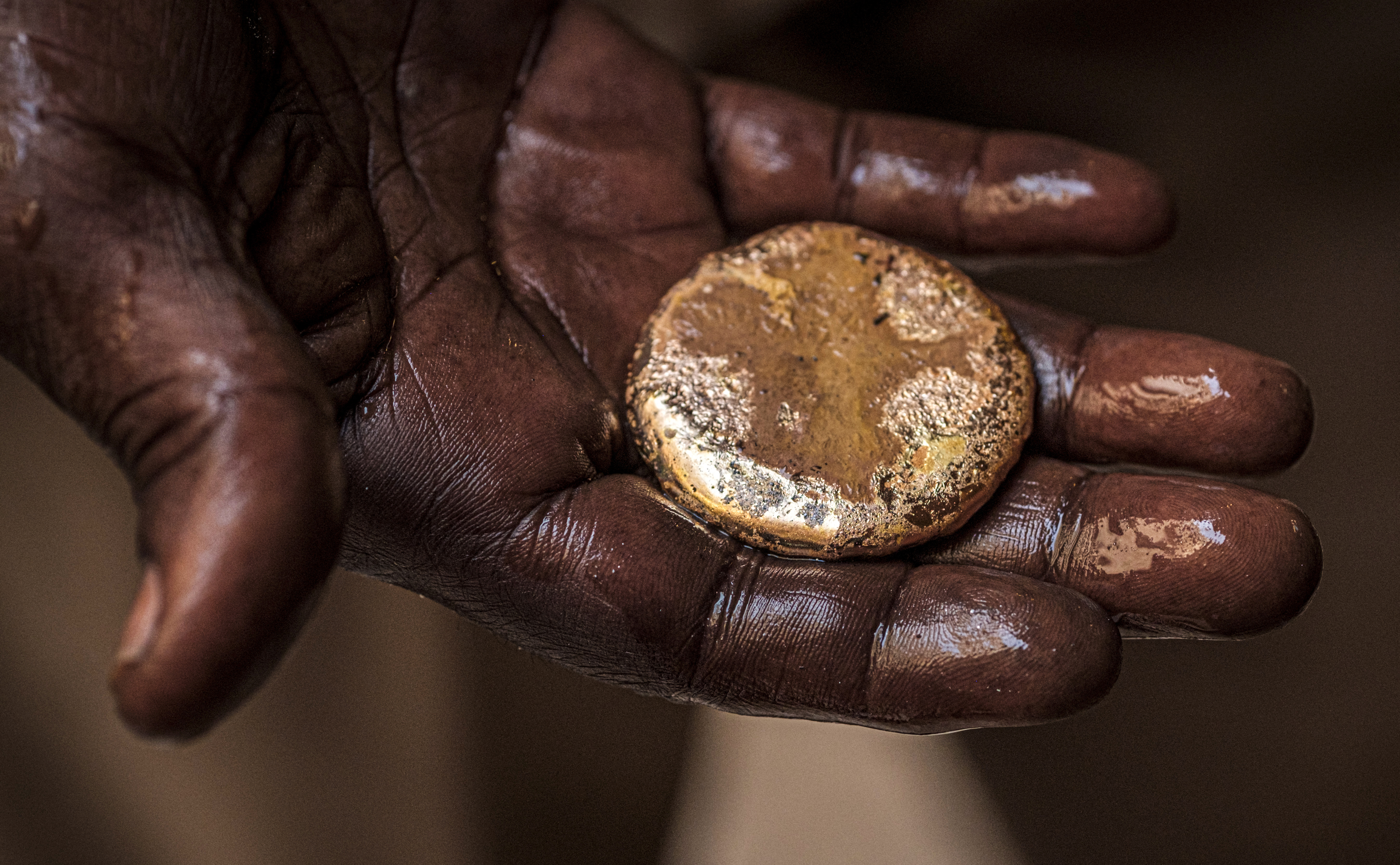 A jewellery craftsman holds a piece of gold in the palm of his hand at the Sudanese capital Khartoum's gold market in its downtown district on June 20, 2019. Shops selling gold in downtown Khartoum's famous gold market have reopened in recent days after they were largely shut earlier this month as part of an overall civil disobedience campaign launched by protest leaders in the wake of a deadly crackdown on demonstrators. (Photo by Yasuyoshi CHIBA / AFP)