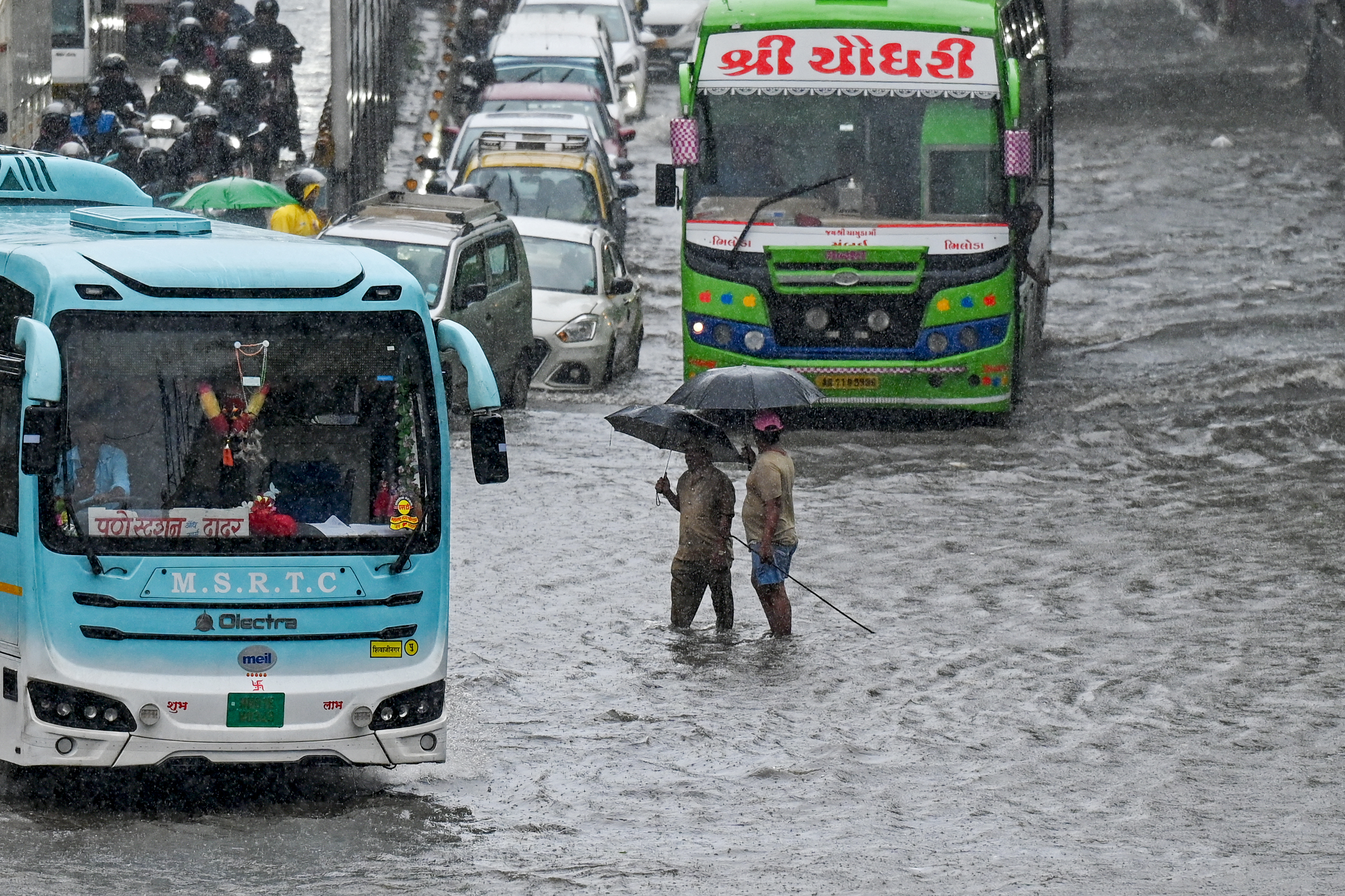 India's monsoon lashes Mumbai as rains arrive early