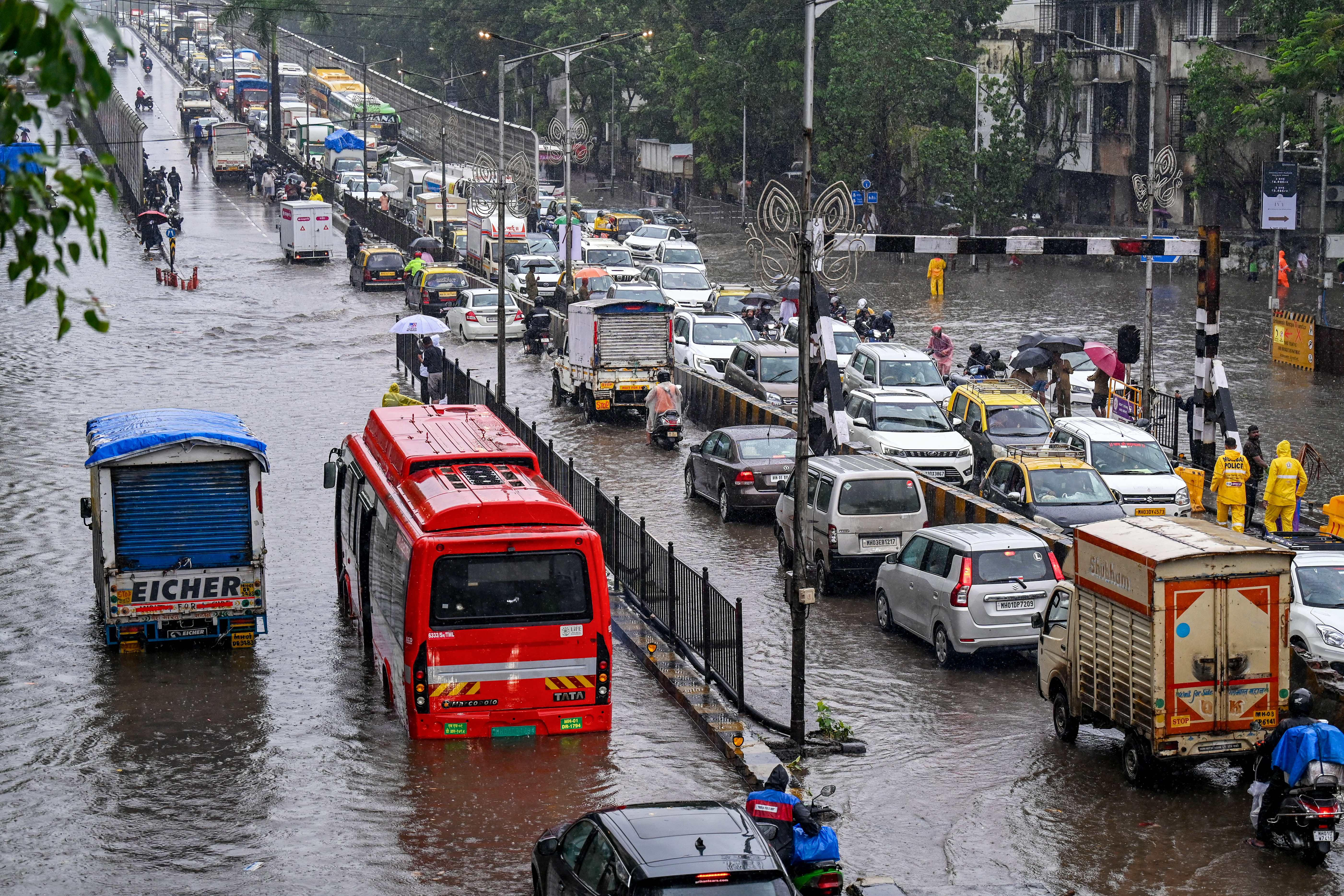 India's monsoon lashes Mumbai as rains arrive early