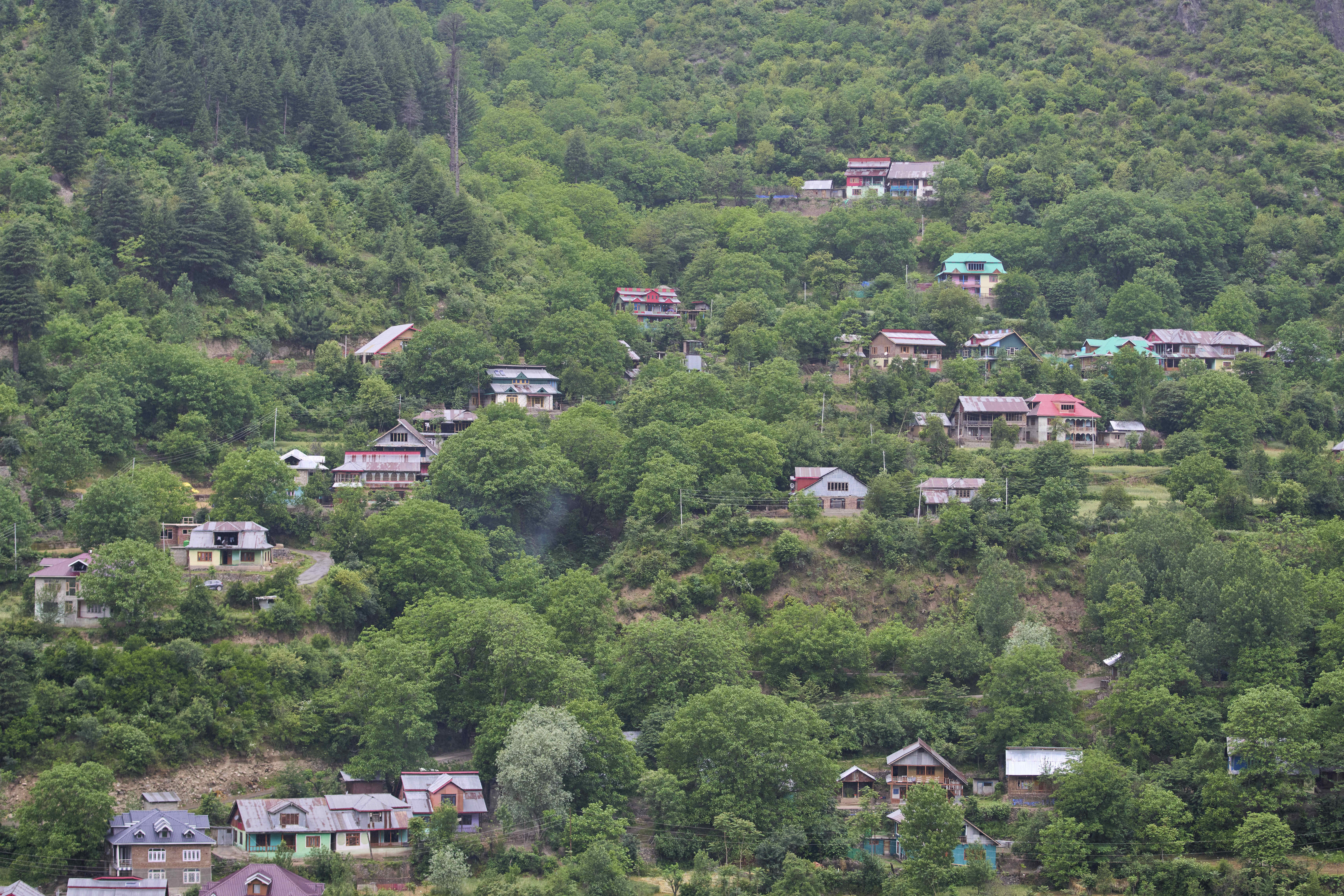 Intense shelling in Kashmir: Dozens injured, thousands seek shelter