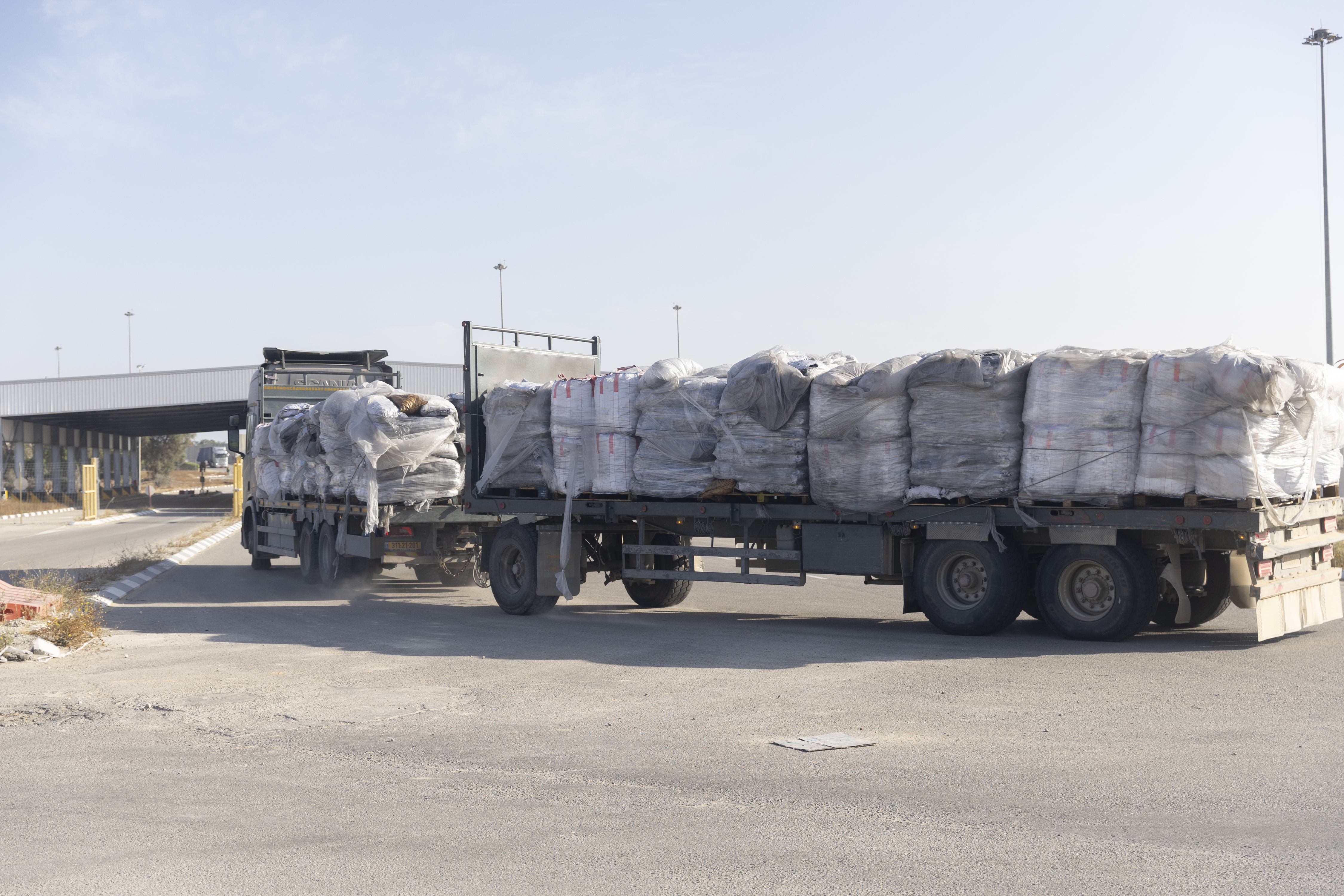 KEREM SHALOM, ISRAEL - MAY 22: A truck carrying humanitarian aid enters Kerem Shalom Crossing Point on its way to the Gaza Strip on May 22, 2025 in Kerem Shalom, Israel. Despite Israel lifting an 11-week humanitarian aid blockade of Gaza, the UN said Wednesday that no aid had reached Palestinians in Gaza. Israeli Prime Minister Benjamin Netanyahu has been under increasing international pressure to end the blockade and airstrikes, as reports of starvation and devastation have filtered out of Gaza. Earlier this week, the Israeli military said it was expanding ground operations in Gaza as part of what it's calling 'Operation Gideon's Chariots,' aimed at securing the release of hostages still held in Gaza, as well as "the defeat of Hamas." (Photo by Amir Levy/Getty Images)