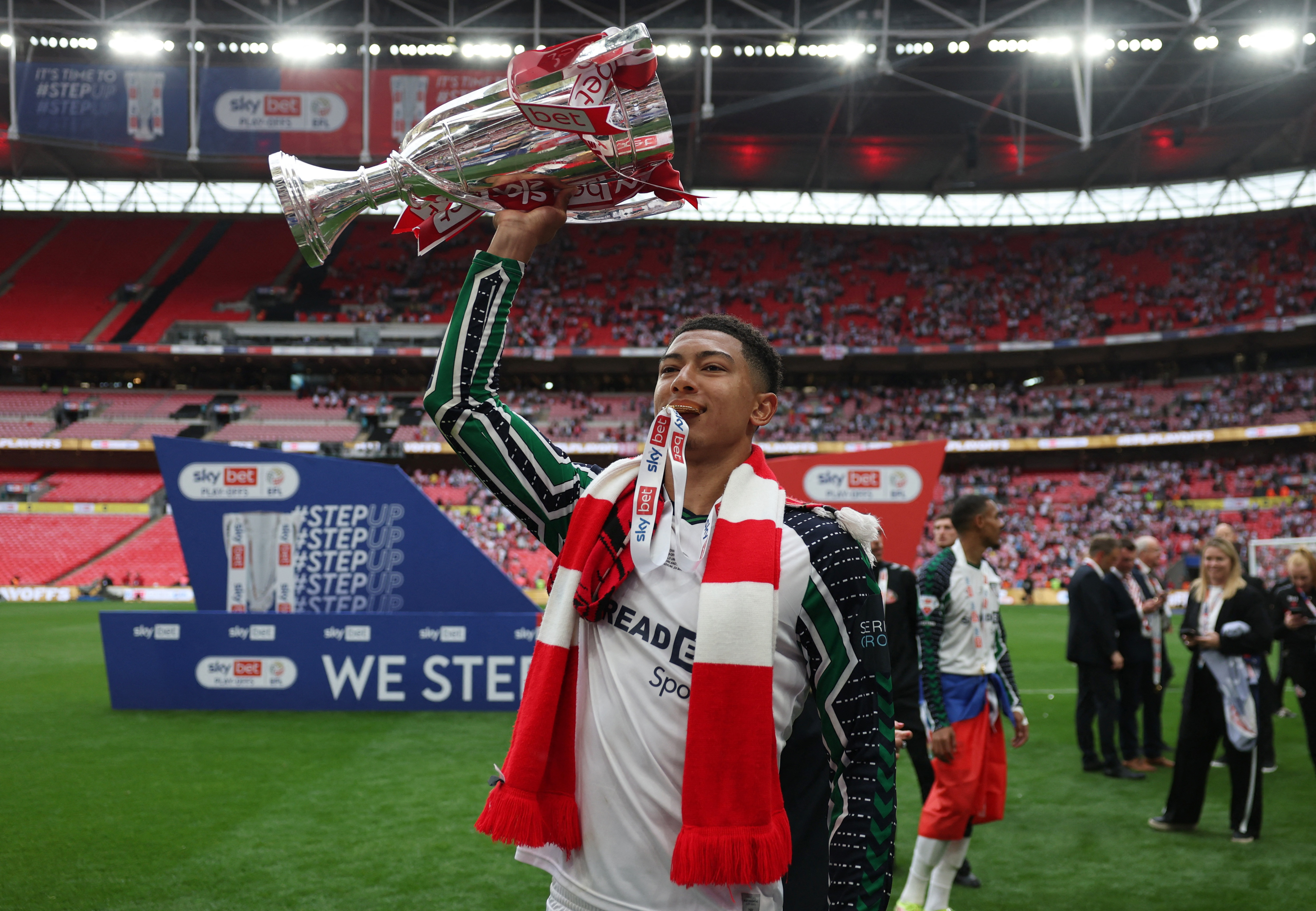 Sunderland's Jobe Bellingham celebrates with the trophy in front of the fans after winning the championship play-off final 