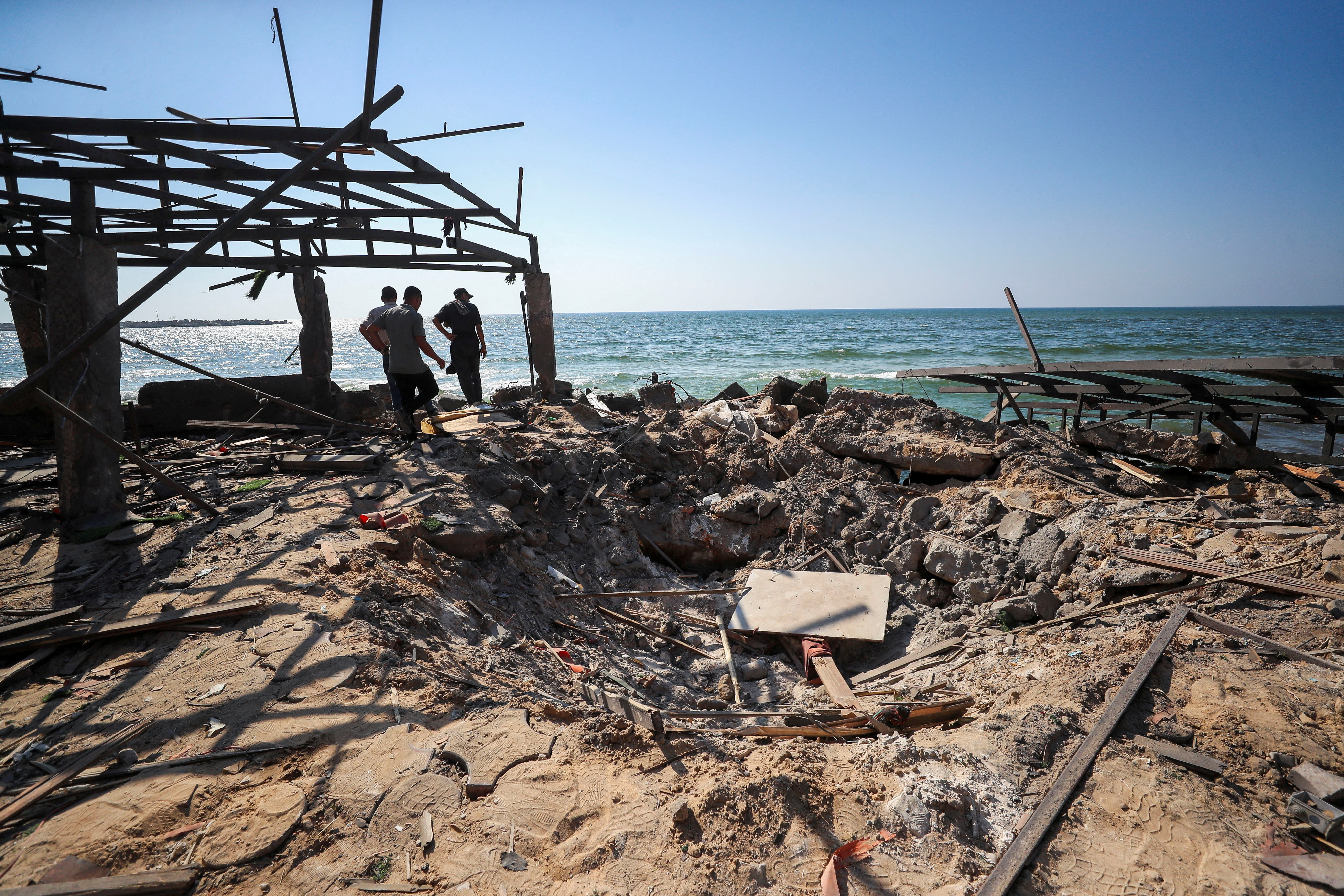 Palestinians inspect the site of an Israeli airstrike on Al-Baqa cafeteria, according to Gaza's health ministry, in western Gaza City, June 30, 2025. REUTERS/Mahmoud Issa TPX IMAGES OF THE DAY