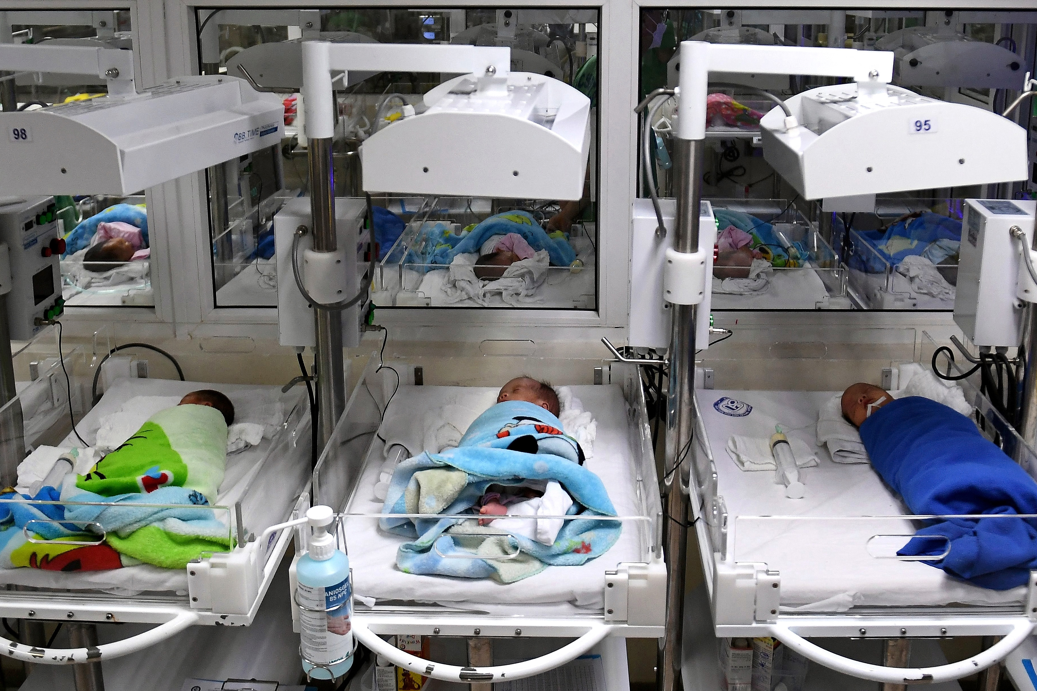 This photo taken on October 12, 2022 shows newborn babies inside a ward at the National Hospital of Obstetrics and Gynecology in Hanoi. The global population will breach the symbolic level of 8 billion on November 15, according to the UN. The milestone comes as questions are increasingly being raised about the measures needed to adapt to global warming, as well as about how humanity consumes Earth  s resources. (Photo by Nhac NGUYEN / AFP)