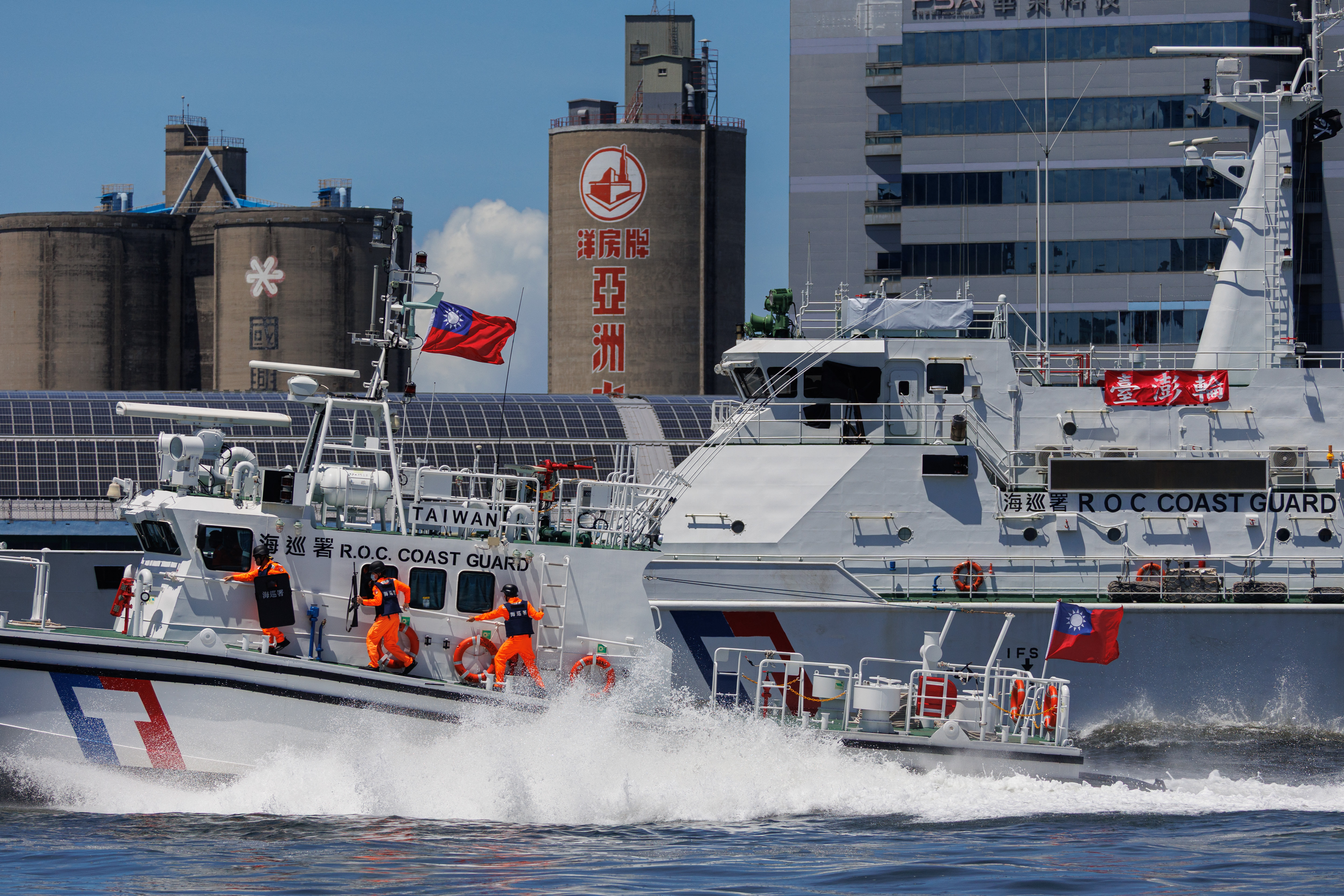 Coast Guard Special Task Unit (STU), an elite unit within the Taiwanese Coast Guard Administration, responsible for high-risk operations like counter-terrorism, anti-smuggling, and air-sea rescue, prepare to board a "hijacked" vessel taking part in the “Sea Safety No.12” exercises during a maritime drill in Kaohsiung on June 8, 2025. (Photo by Yu Chen CHENG / AFP)