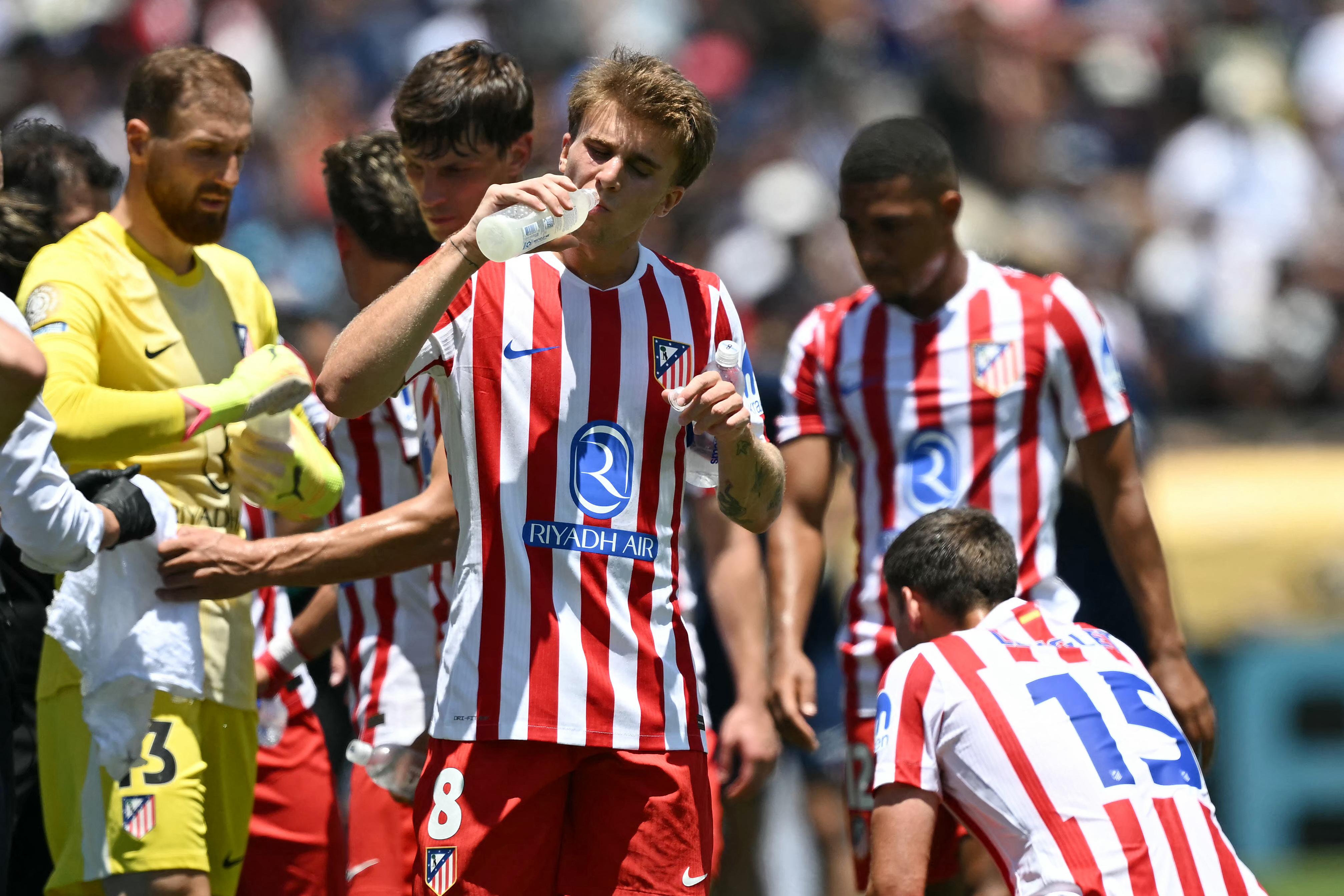 Atletico Madrid's Spanish midfielder #08 Pablo Barrios (C) drinks water during a cooling break in the Club World Cup 2025 Group B football match between France's Paris Saint-Germain and Spain's Atletico de Madrid at the Rose Bowl stadium in Los Angeles on June 15, 2025. (Photo by Yuri CORTEZ / AFP)