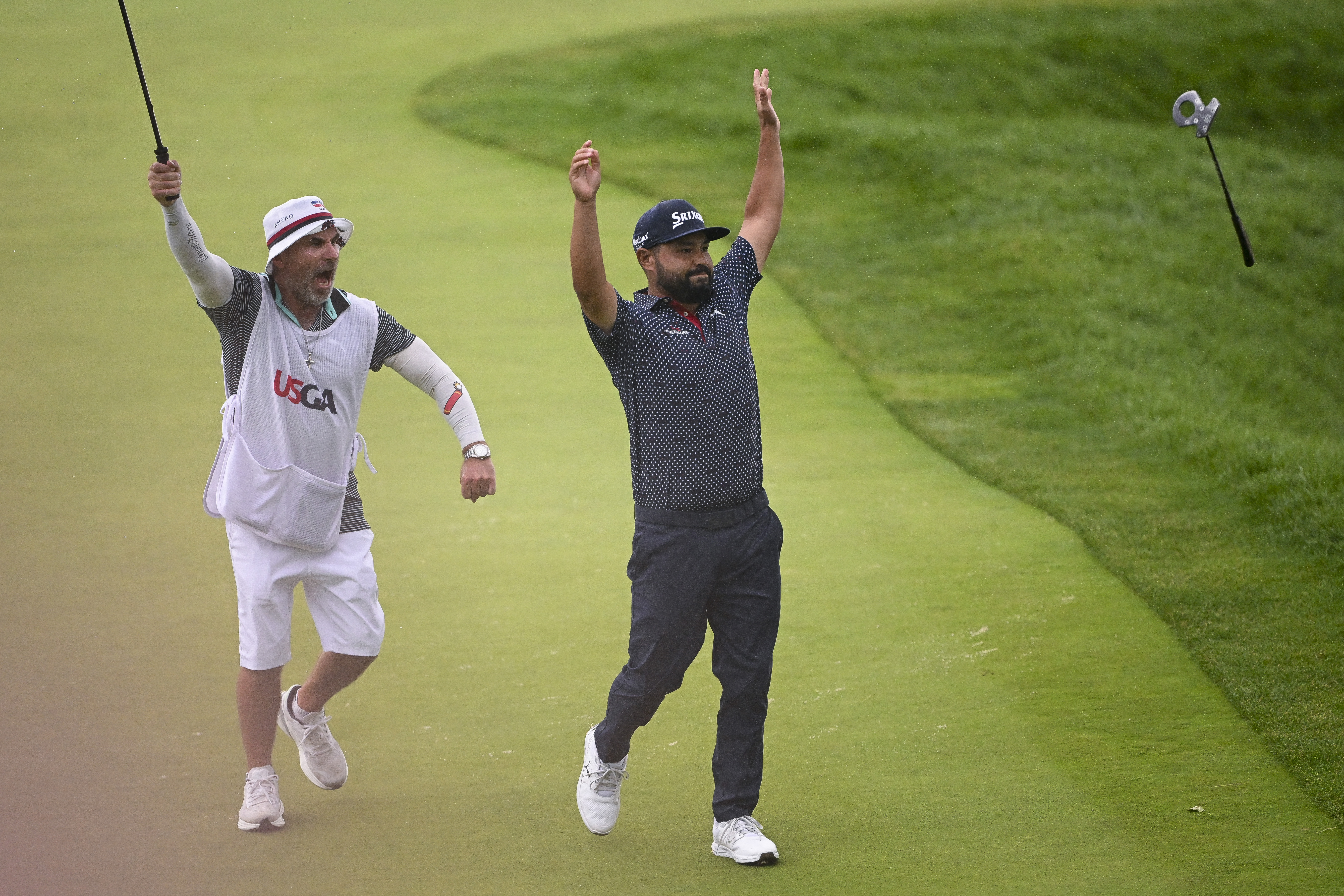 OAKMONT, PENNSYLVANIA - JUNE 15: J. J. Spaun of the United States celebrates with caddie Mark Carens after winning on the 18th green during the final round of the 125th U.S. OPEN at Oakmont Country Club on June 15, 2025 in Oakmont, Pennsylvania. Ross Kinnaird/Getty Images/AFP (Photo by ROSS KINNAIRD / GETTY IMAGES NORTH AMERICA / Getty Images via AFP)