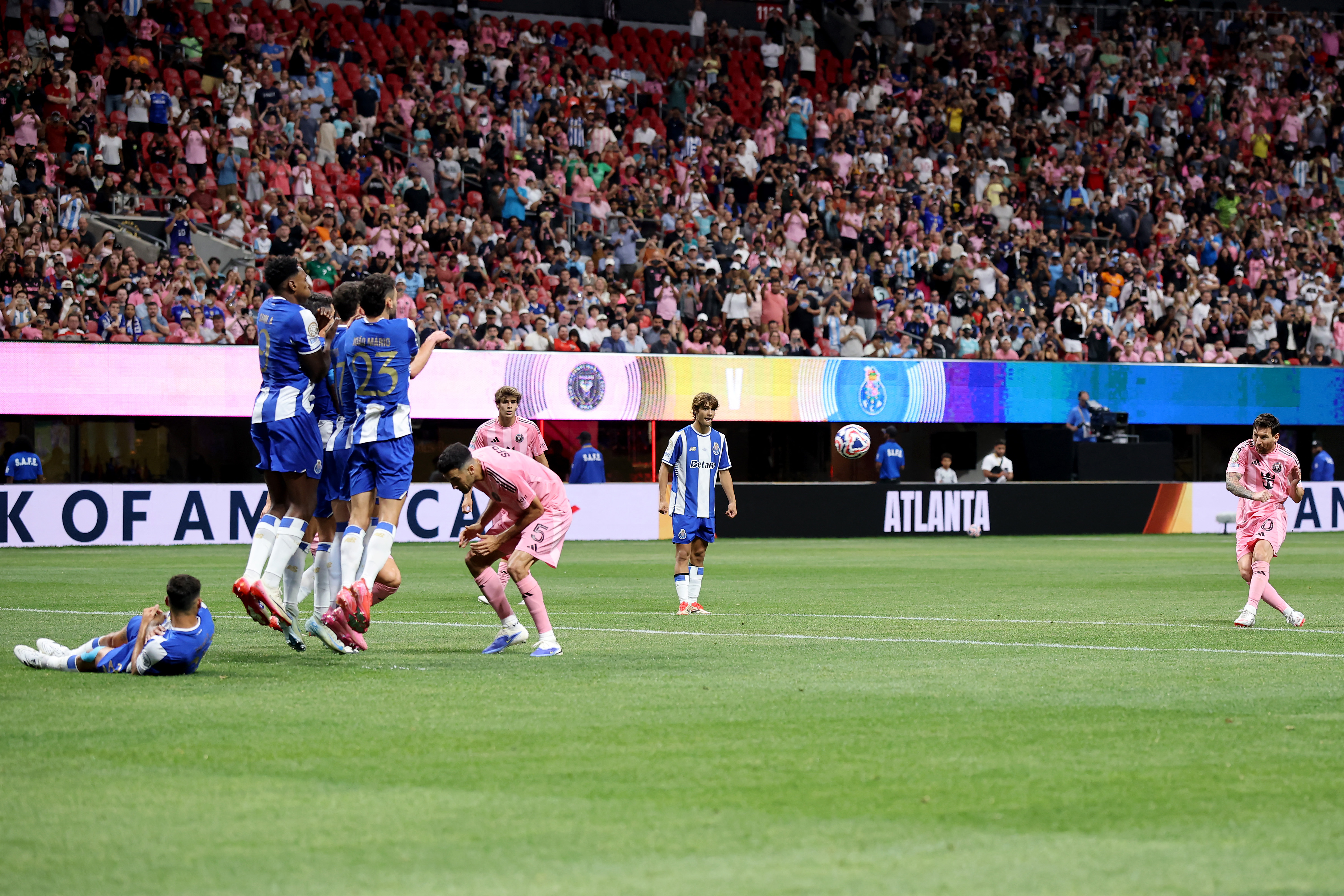 ATLANTA, GEORGIA - JUNE 19: Lionel Messi #10 of Inter Miami CF scores his team's second goal from a free kick during the FIFA Club World Cup 2025 group A match between Internacional CF Miami and FC Porto at Mercedes-Benz Stadium on June 19, 2025 in Atlanta, Georgia. Alex Grimm/Getty Images/AFP (Photo by ALEX GRIMM / GETTY IMAGES NORTH AMERICA / Getty Images via AFP)