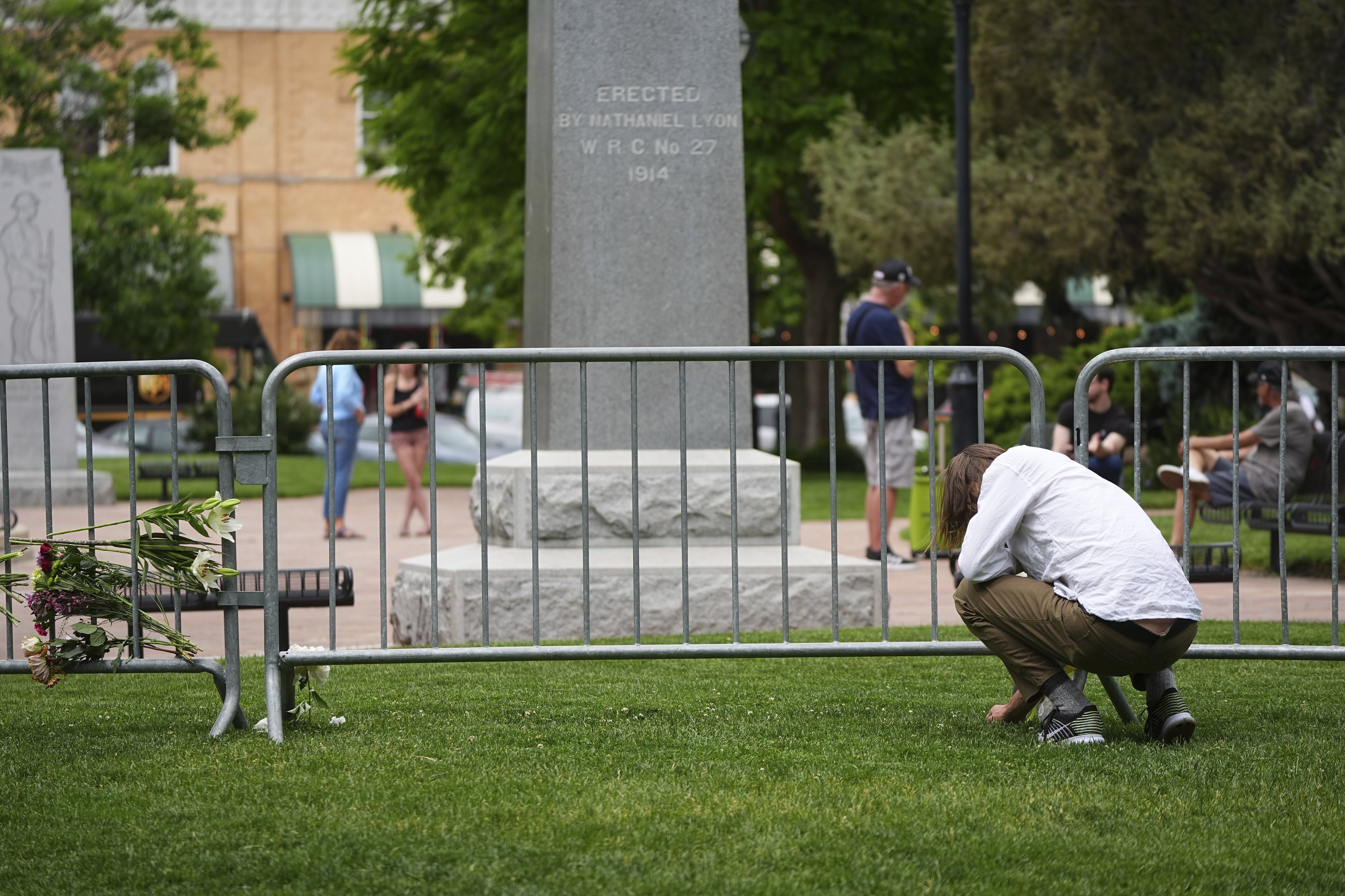 Flowers are placed along a makeshift barrier outside of the Boulder County, Colo., courthouse after Sunday's attack, Monday, June 2, 2025, in Boulder, Colo. (AP Photo/David Zalubowski)