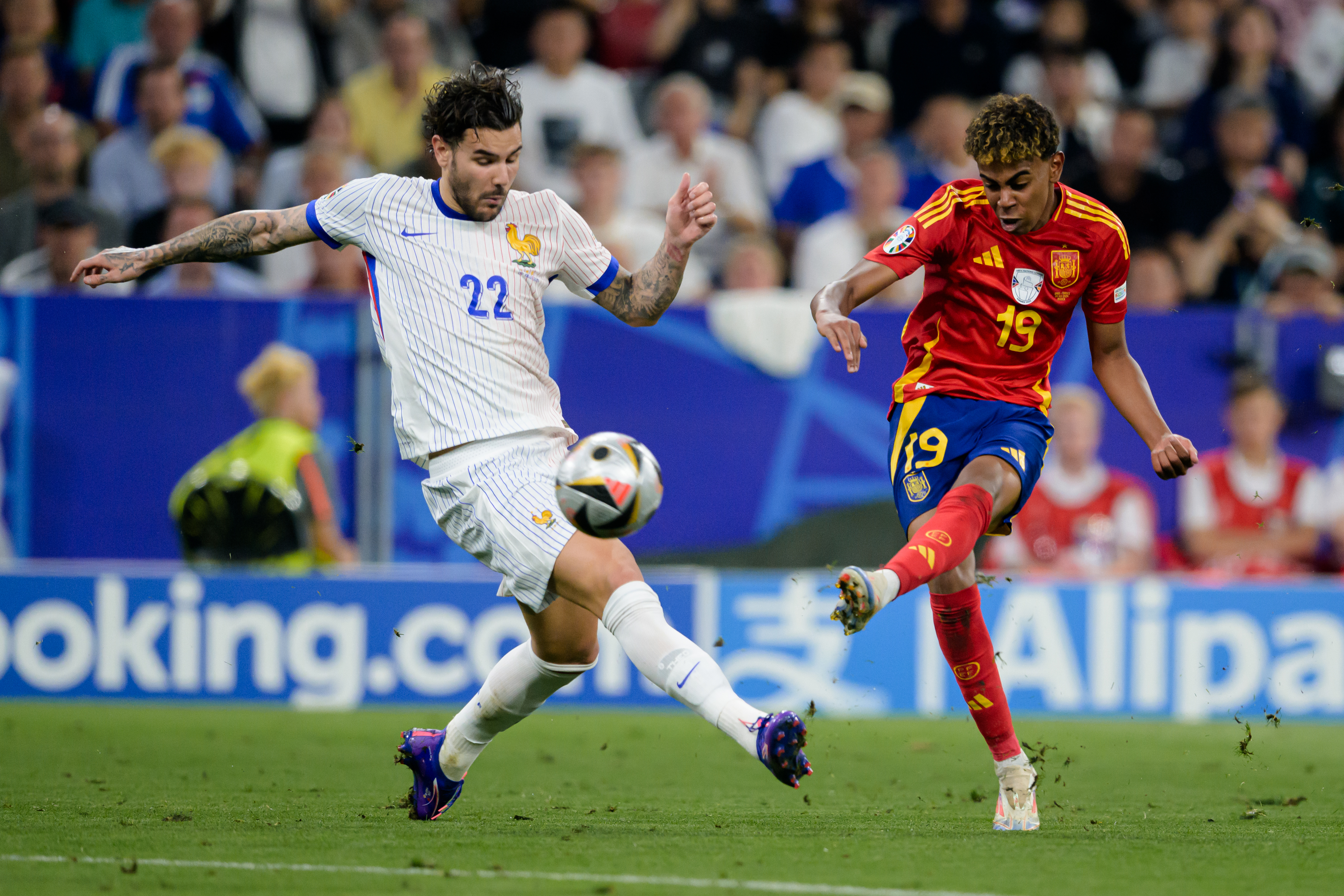 Lamine Yamal in action.