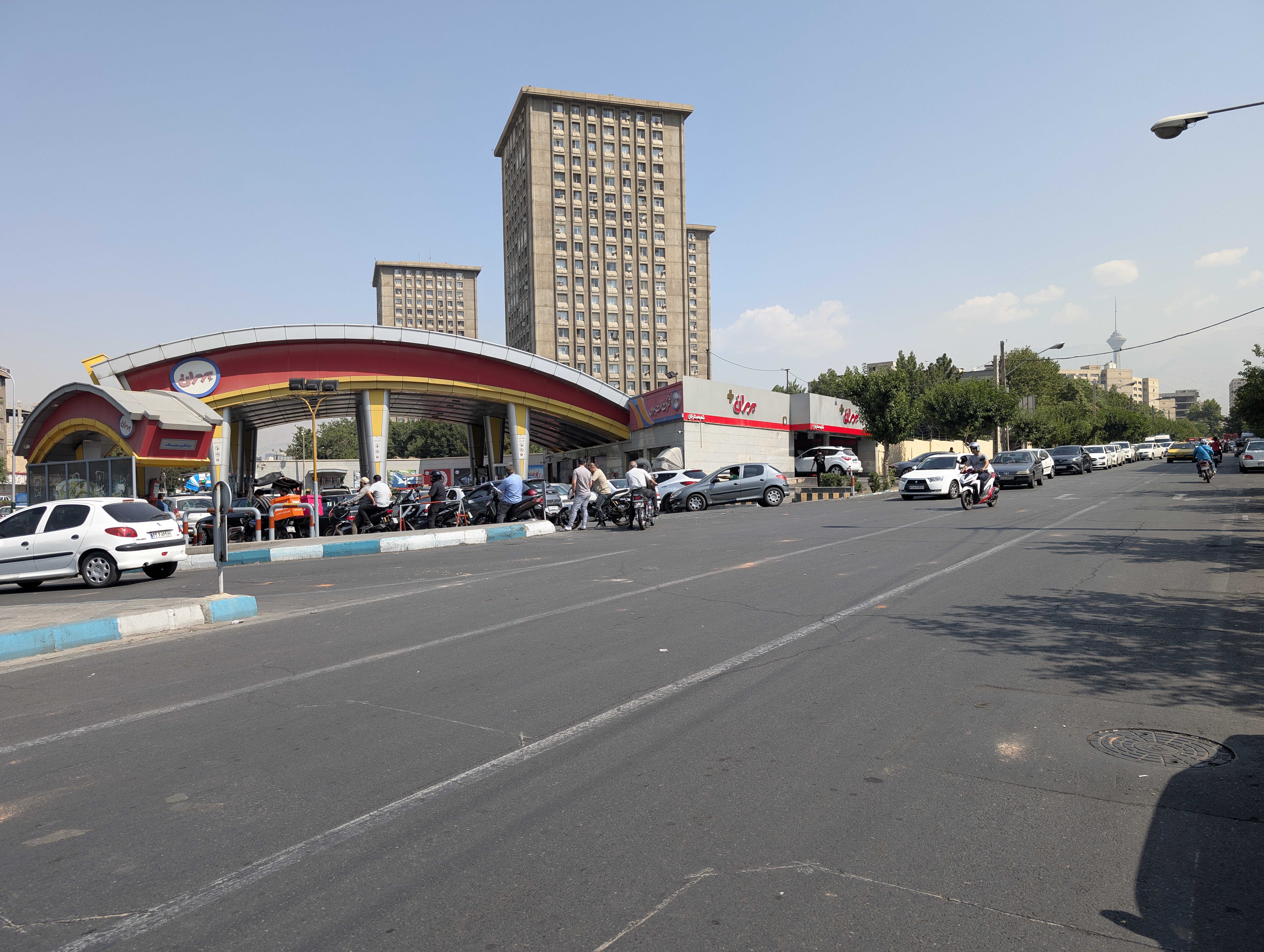 A long queue outside a petrol station in Tehran on Friday morning, as residents queued up for fuel [Maziar Motamedi/Al Jazeera]