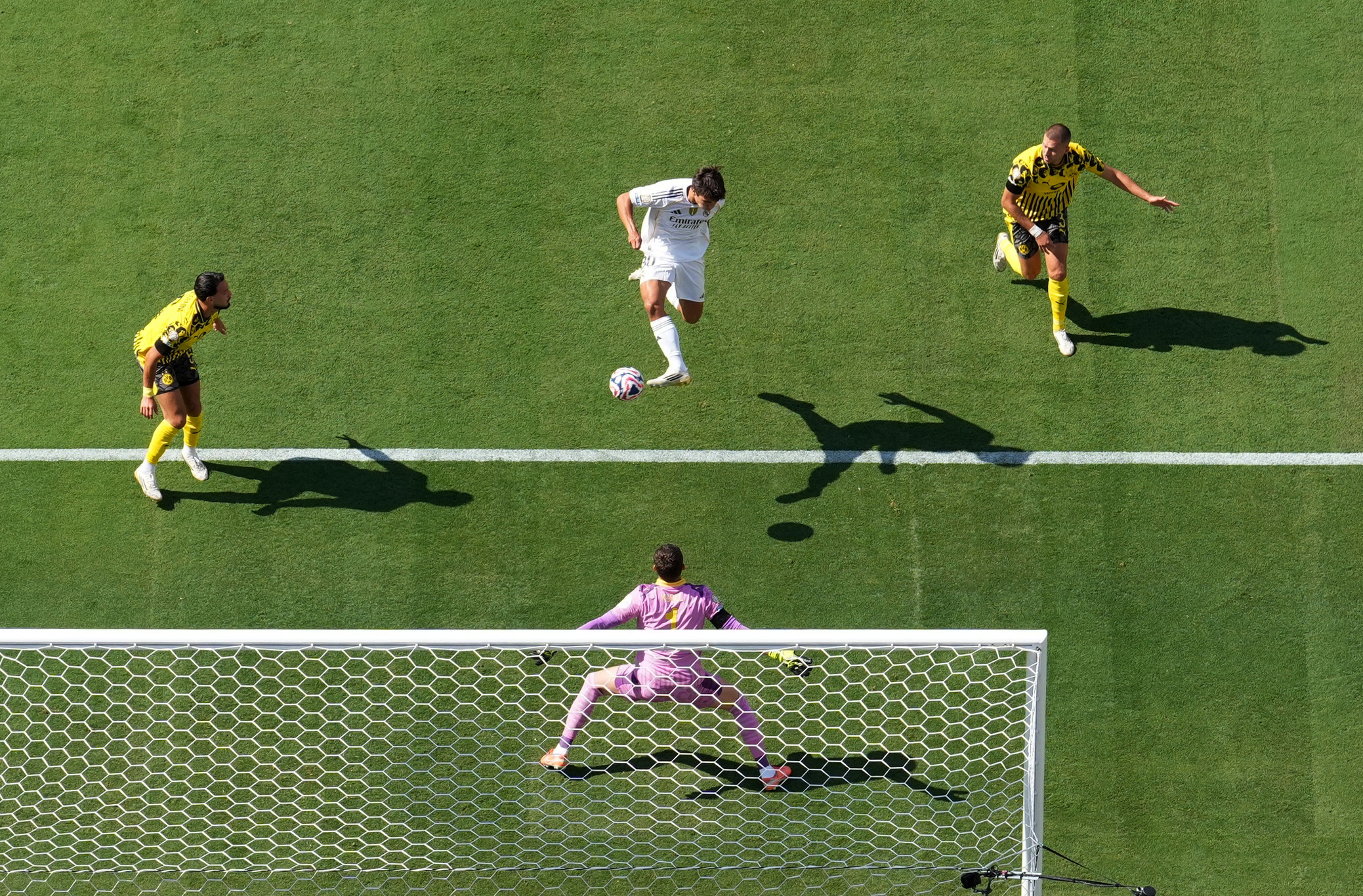 FIFA Club World Cup - Quarter Final - Real Madrid v Borussia Dortmund - MetLife Stadium, East Rutherford, New Jersey, U.S. - July 5, 2025 Real Madrid's Gonzalo Garcia scores their first goal past Borussia Dortmund's Gregor Kobel