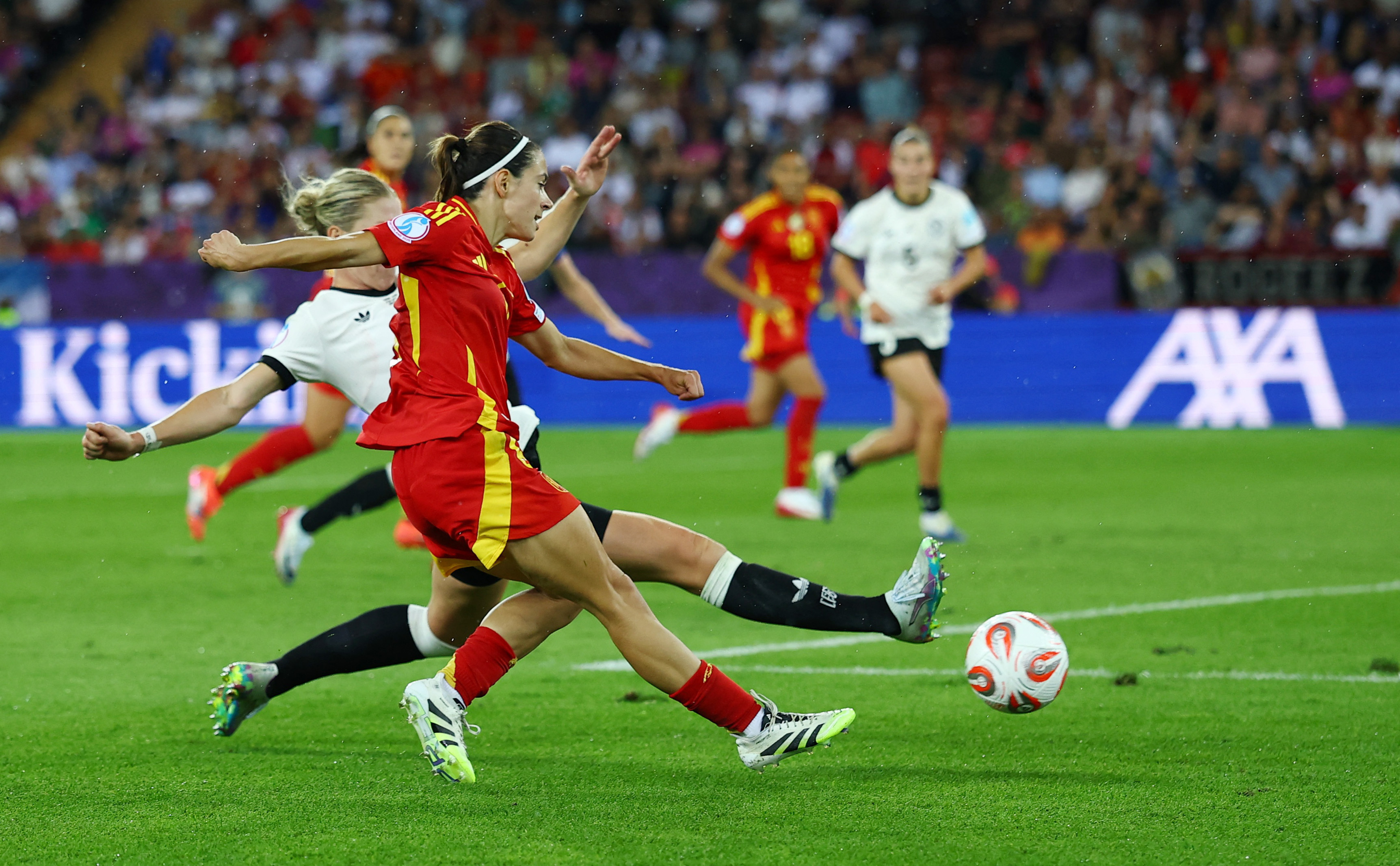 Football - UEFA Women's Euro 2025 - Semi Final - Germany v Spain - Stadion Letzigrund, Zurich, Switzerland - July 23, 2025 Spain's Aitana Bonmati scores their first goal