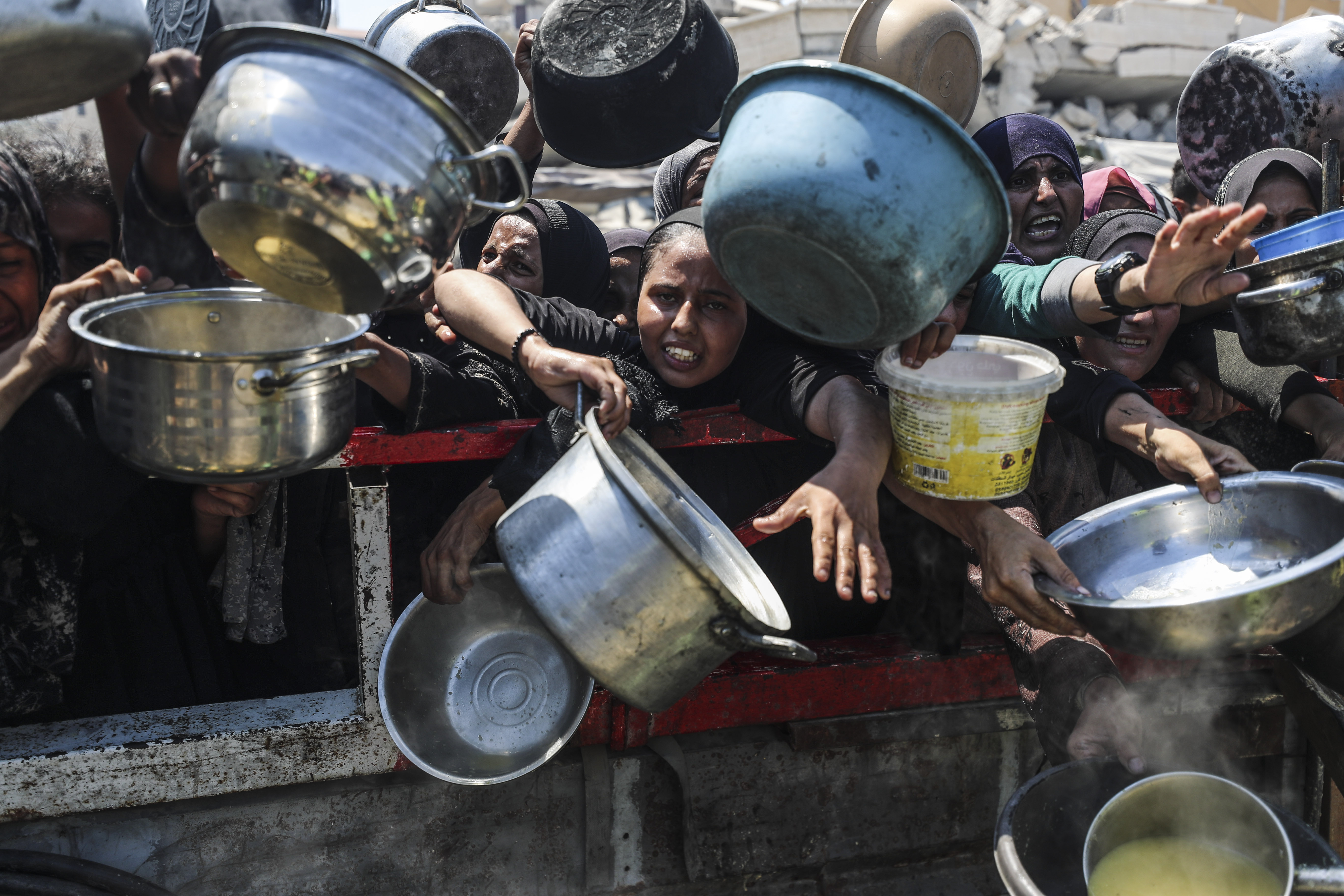 Hot meal distributed to Palestinians struggling with hunger in Gaza
