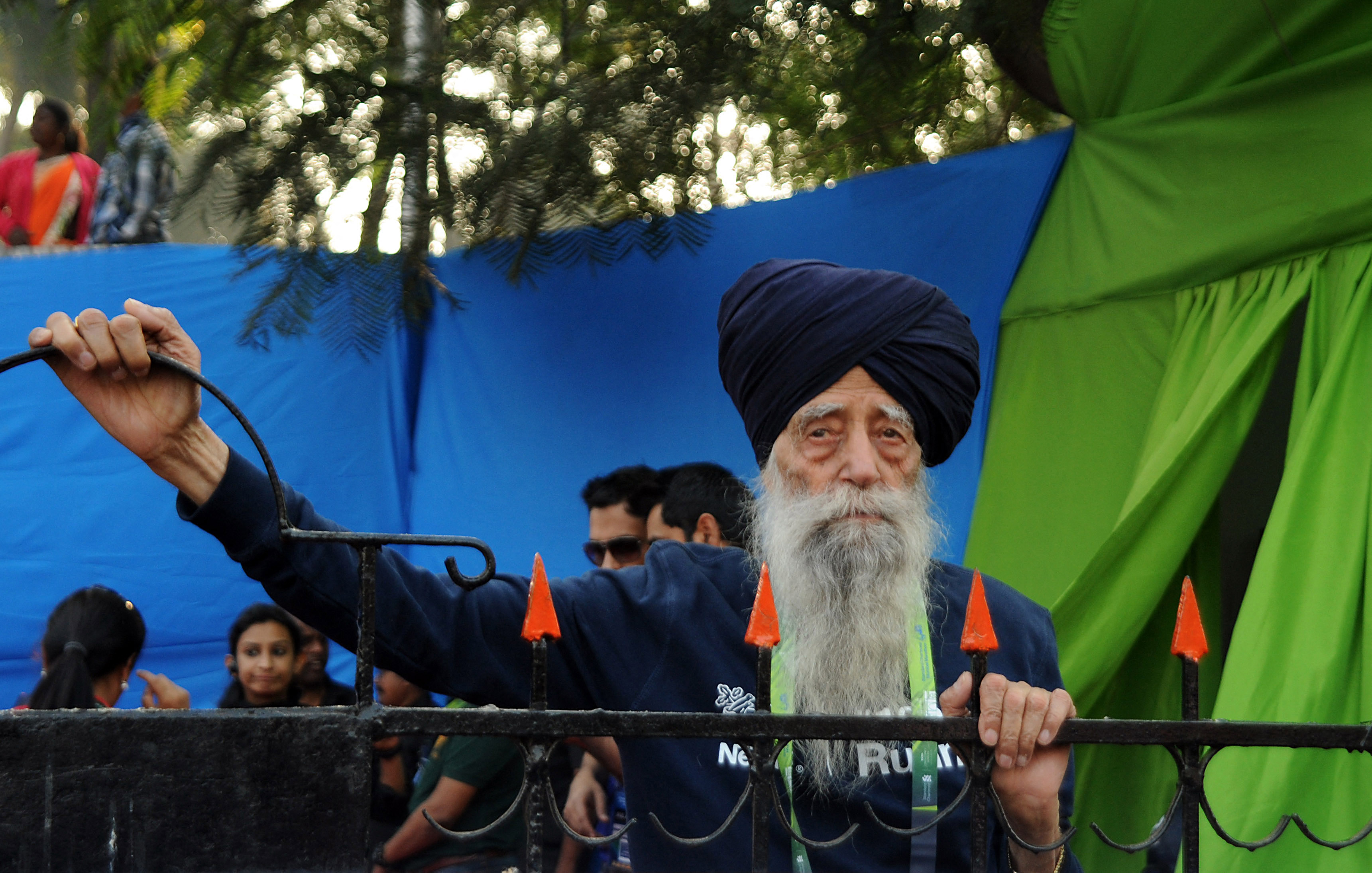 British Sikh centerian marathon runner, Fauja Singh, aged 104 years, looks on before joining Bollywood actor John Abraham in flagging off the 2016 Mumbai Marathon in Mumbai on January 17, 2016. Thousands of people turned out on a cool morning to take part in the annual race in the Indian city. AFP PHOTO/ Sujit Jaiswal (Photo by SUJIT JAISWAL / AFP)