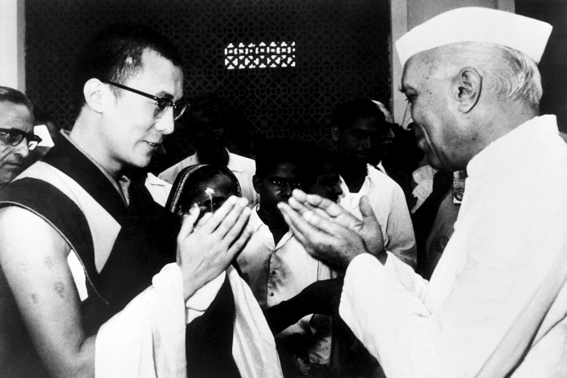 Picture taken on September 17, 1959 of Indian prime minister Pandit Jawaharlal Nehru (R) and Dalaï Lama in Buddhist salutation. (Photo by PUNJAB / AFP)
