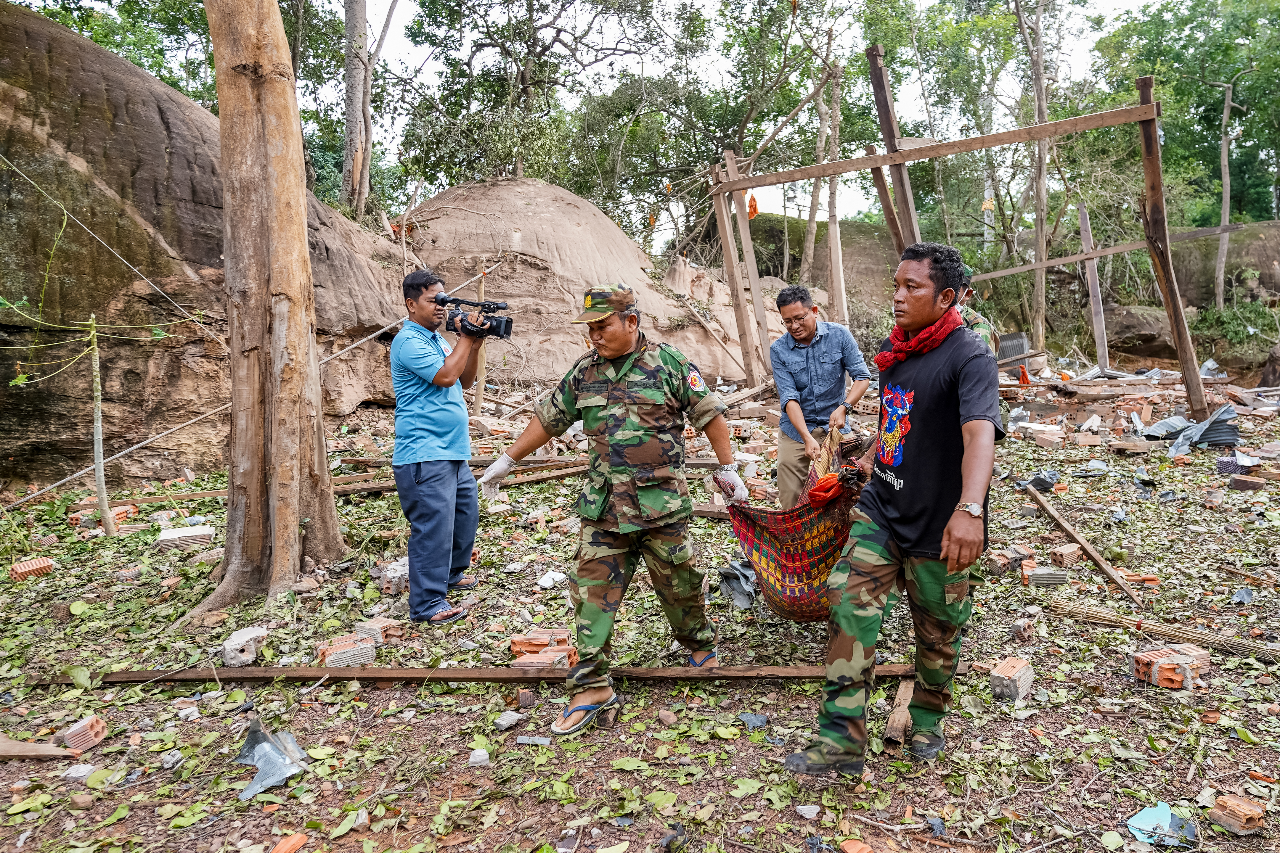 Cambodian soldiers carry a body of a victim from a pagoda damaged by Thai artillery in Oddar Meanchey province on July 25, 2025. Thailand's acting Prime Minister Phumtham Wechayachai warned on July 25 that cross-border clashes with Cambodia that have uprooted more than 130,000 people "could develop into war", as the countries traded deadly strikes for a second day. (Photo by AFP)
