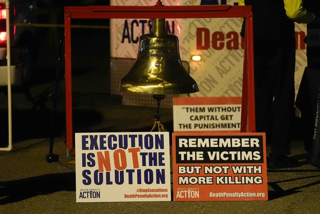 Signs against the death penalty