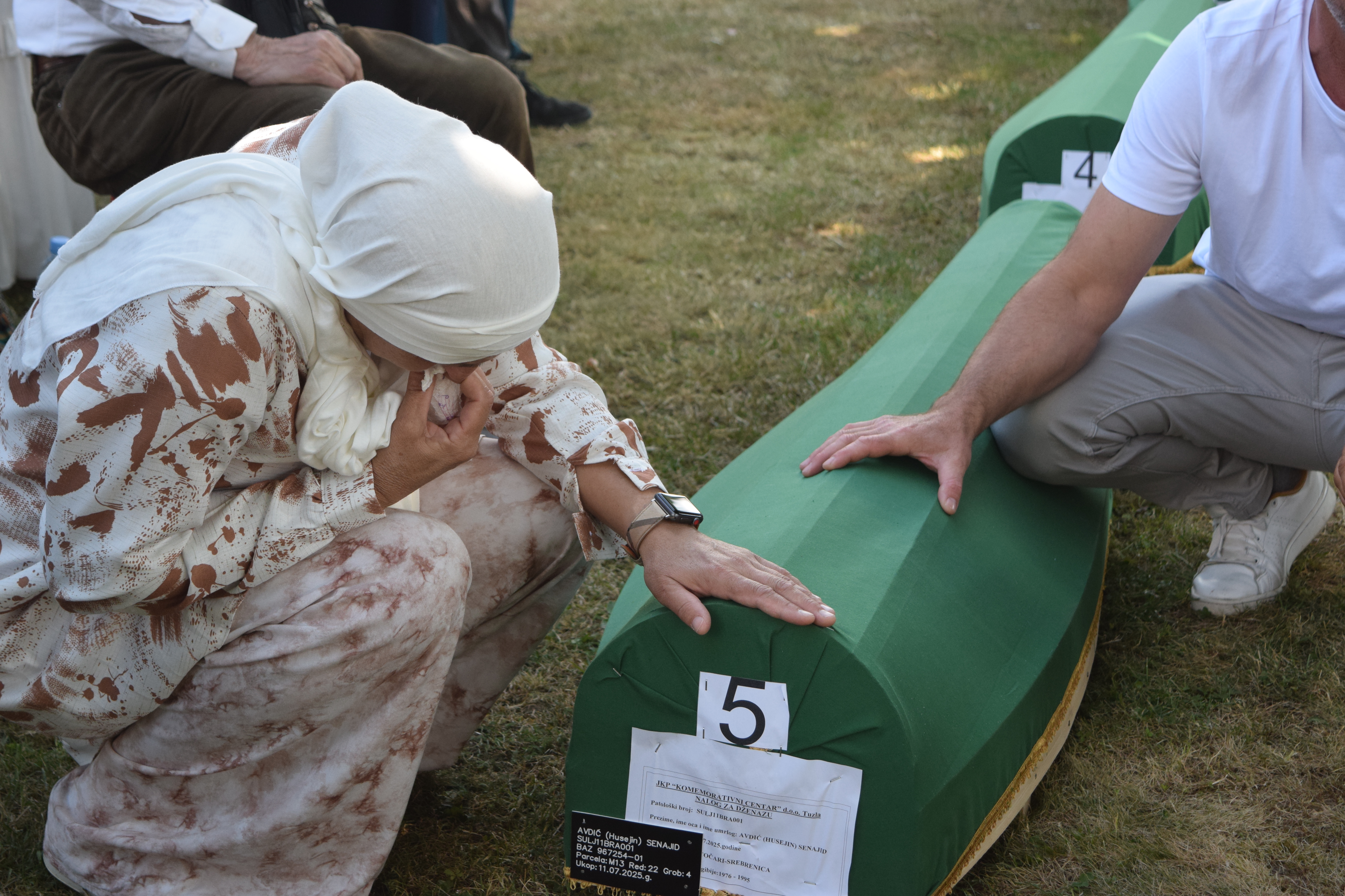A woman mourns the burial of her loved one [Urooba Jamal/Al Jazeera]